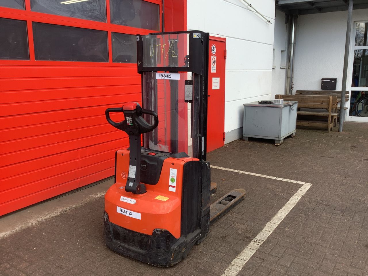 Toyota Gabelstapler Hochhubwagen <br>Toyota SWE120 <br>Baujahr 2019 <br>Betriebsstunden 464 <br><br>Mietkauf 69,35 €/Monat 6 Hochhubwagen <br>Toyota SWE120 <br>Baujahr 2019 <br>Betriebsstunden 464 <br><br>Mietkauf 69,35 €/Monat – Bild 6