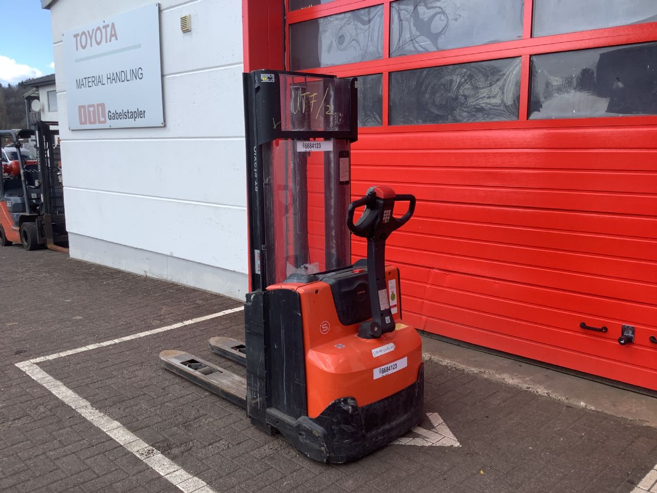 Toyota Gabelstapler Hochhubwagen <br>Toyota SWE120 <br>Baujahr 2019 <br>Betriebsstunden 464 <br><br>Mietkauf 69,35 €/Monat 8 Hochhubwagen <br>Toyota SWE120 <br>Baujahr 2019 <br>Betriebsstunden 464 <br><br>Mietkauf 69,35 €/Monat – Bild 8