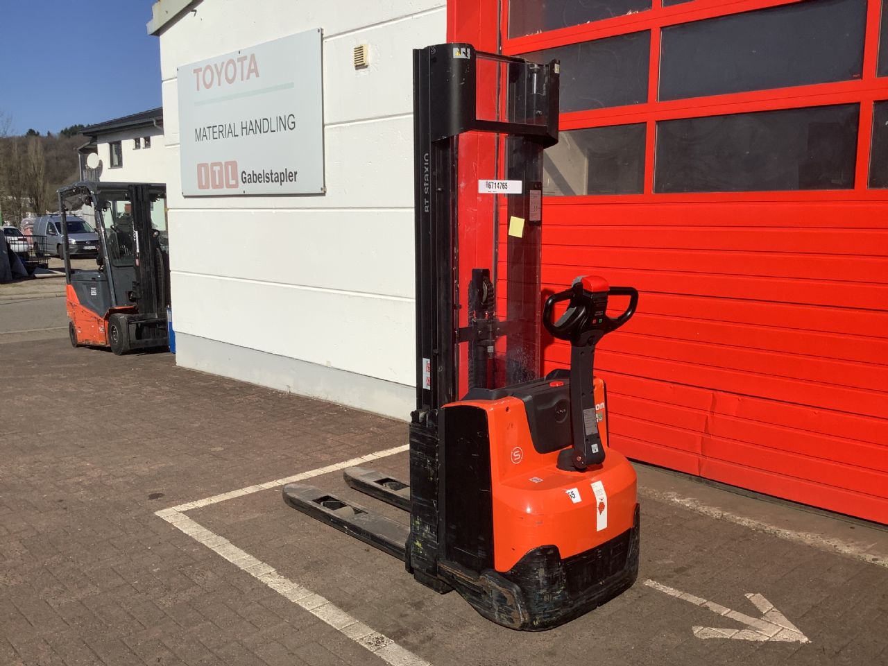 Toyota Gabelstapler Hochhubwagen <br>Toyota SWE120-Export <br>Baujahr 2019 <br>Betriebsstunden 2442 <br><br>Mietkauf 69,35 €/Monat 7 Hochhubwagen <br>Toyota SWE120-Export <br>Baujahr 2019 <br>Betriebsstunden 2442 <br><br>Mietkauf 69,35 €/Monat – Bild 7