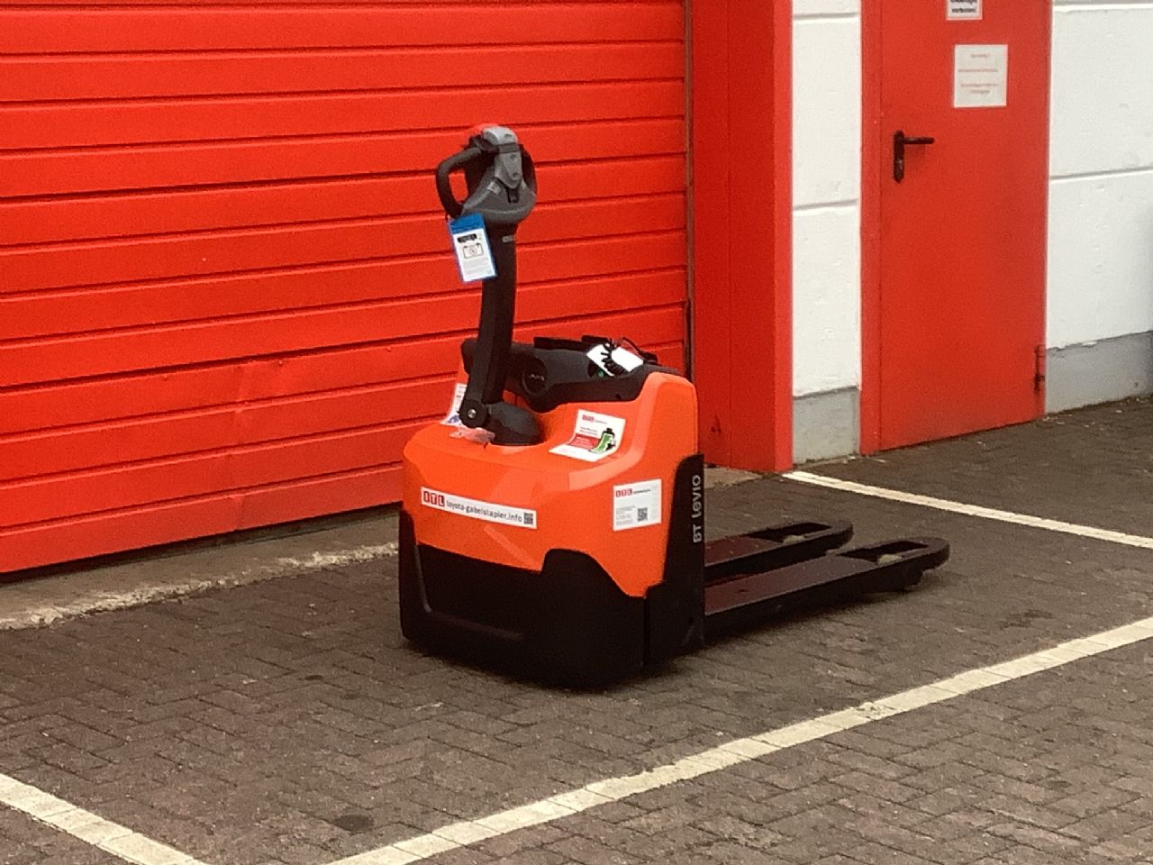 Toyota Gabelstapler Niederhubwagen <br>Toyota LWI160 <br>Baujahr 2026 <br>Betriebsstunden 0 <br><br>Mietkauf 85,86 €/Monat 3 Niederhubwagen <br>Toyota LWI160 <br>Baujahr 2026 <br>Betriebsstunden 0 <br><br>Mietkauf 85,86 €/Monat – Bild 3