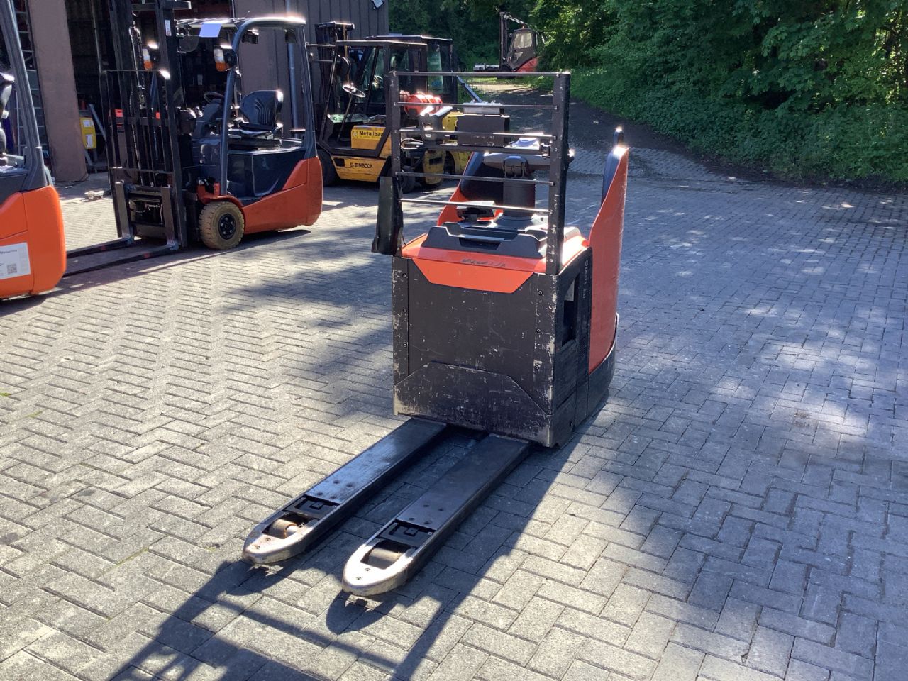 Toyota Gabelstapler Niederhubwagen <br>Toyota LPE200-Export <br>Baujahr 2024 <br>Betriebsstunden 1229 <br><br>Mietkauf 69,35 €/Monat 3 Niederhubwagen <br>Toyota LPE200-Export <br>Baujahr 2024 <br>Betriebsstunden 1229 <br><br>Mietkauf 69,35 €/Monat – Bild 3