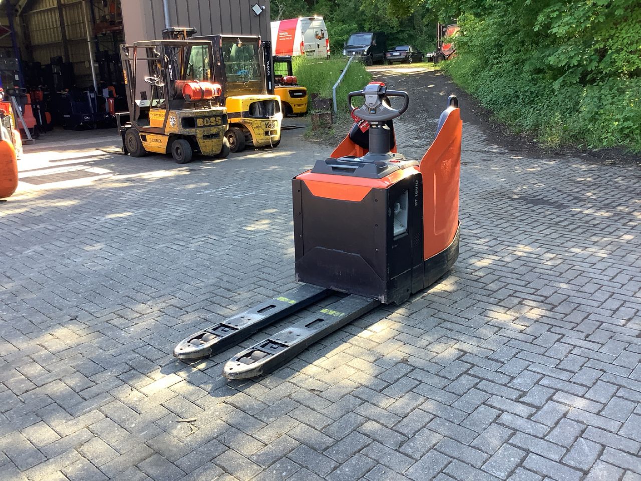 Toyota Gabelstapler Niederhubwagen <br>Toyota LPE220 <br>Baujahr 2022 <br>Betriebsstunden 668 <br><br>Mietkauf 69,35 €/Monat 3 Niederhubwagen <br>Toyota LPE220 <br>Baujahr 2022 <br>Betriebsstunden 668 <br><br>Mietkauf 69,35 €/Monat – Bild 3