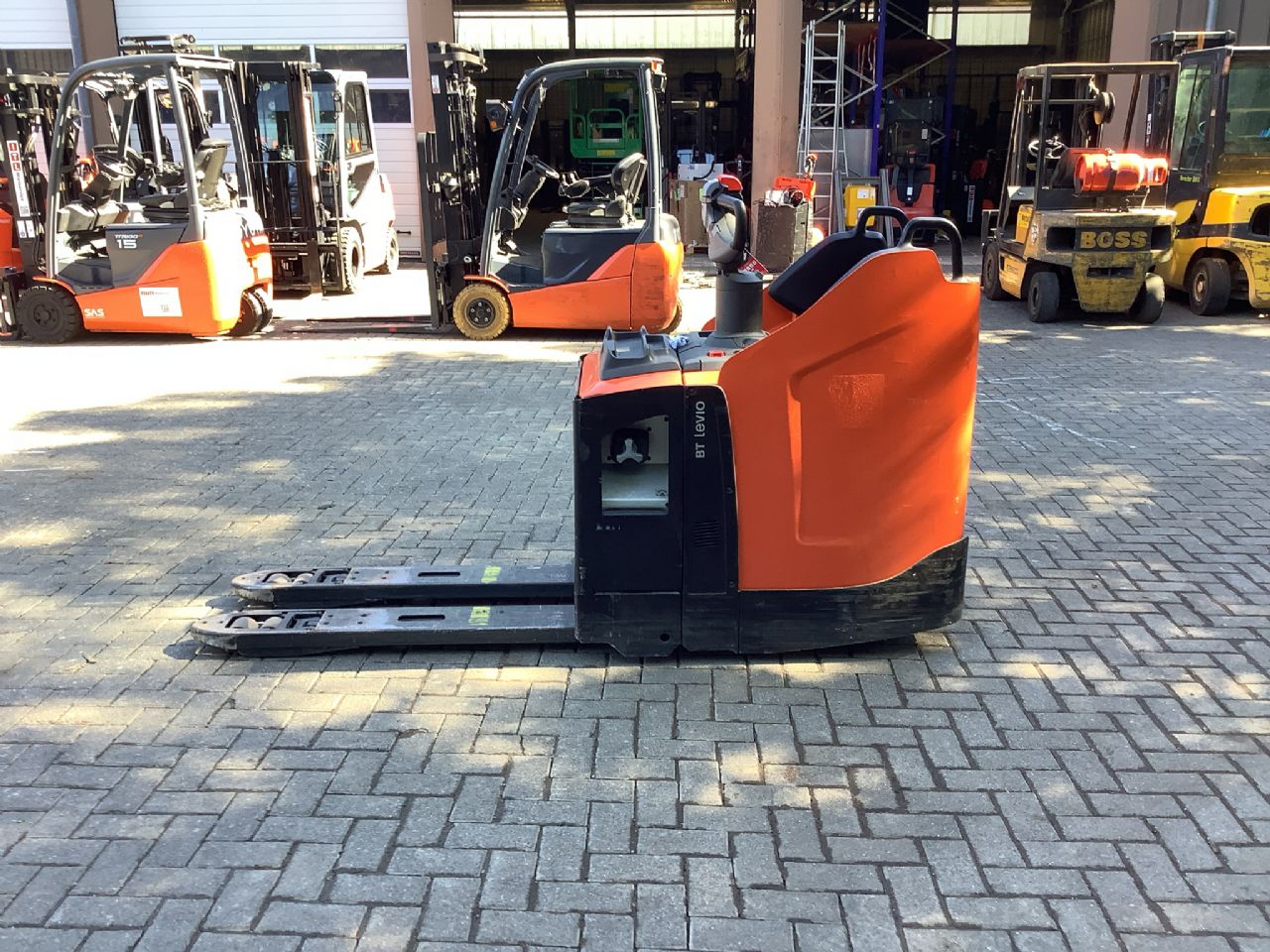 Toyota Gabelstapler Niederhubwagen <br>Toyota LPE220 <br>Baujahr 2022 <br>Betriebsstunden 668 <br><br>Mietkauf 69,35 €/Monat 4 Niederhubwagen <br>Toyota LPE220 <br>Baujahr 2022 <br>Betriebsstunden 668 <br><br>Mietkauf 69,35 €/Monat – Bild 4