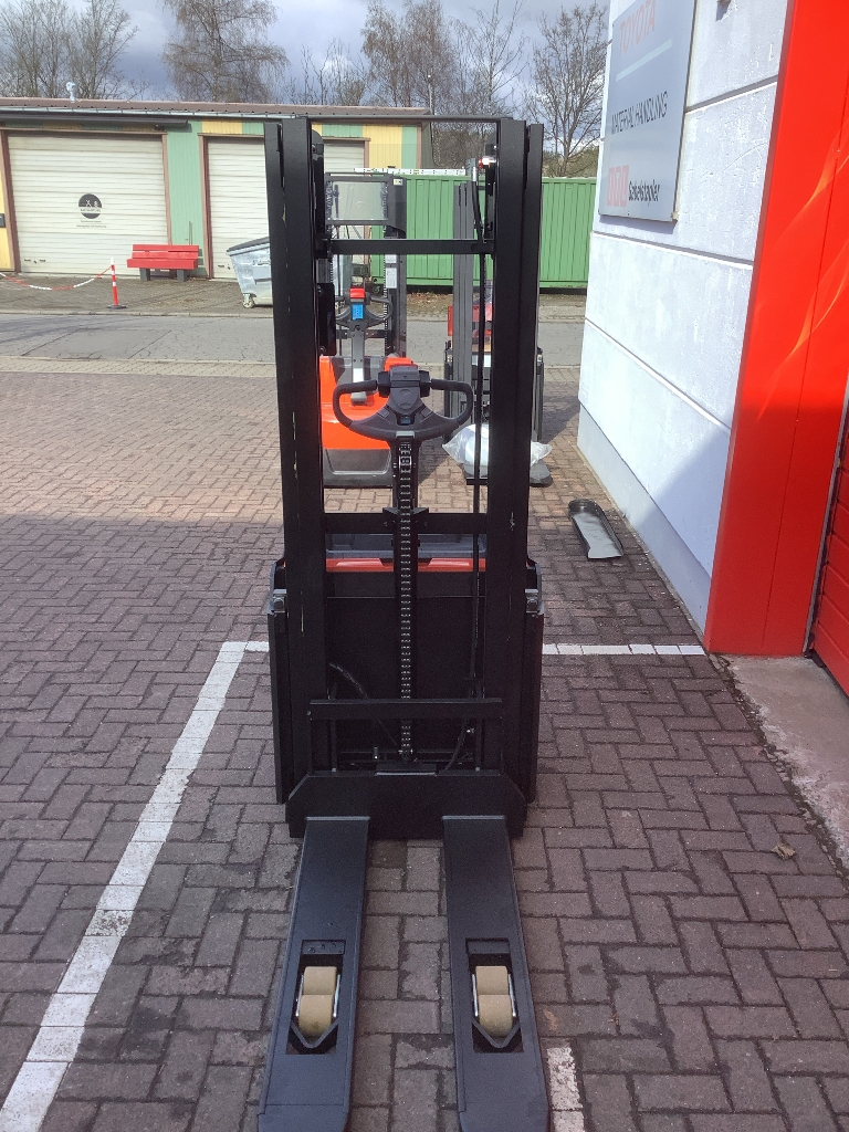 Toyota Gabelstapler Hochhubwagen <br>Toyota SWE120 <br>Baujahr 2026 <br>Betriebsstunden 0 <br><br>Angebot 4 Hochhubwagen <br>Toyota SWE120 <br>Baujahr 2026 <br>Betriebsstunden 0 <br><br>Angebot – Bild 4