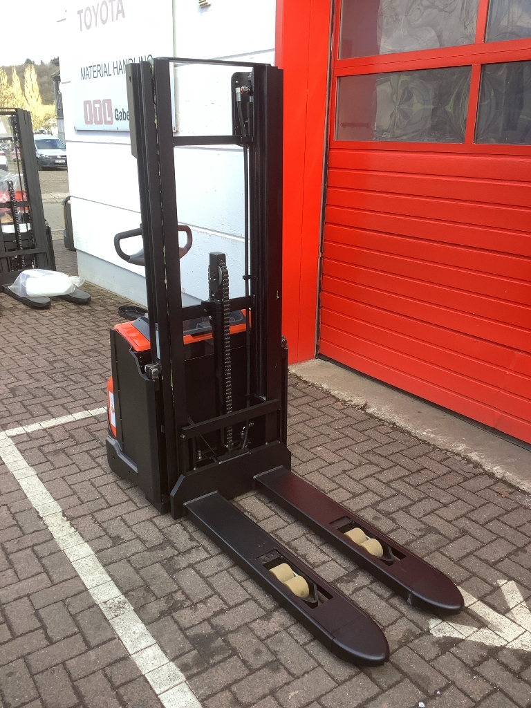 Toyota Gabelstapler Hochhubwagen <br>Toyota SWE120 <br>Baujahr 2026 <br>Betriebsstunden 0 <br><br>Angebot 5 Hochhubwagen <br>Toyota SWE120 <br>Baujahr 2026 <br>Betriebsstunden 0 <br><br>Angebot – Bild 5