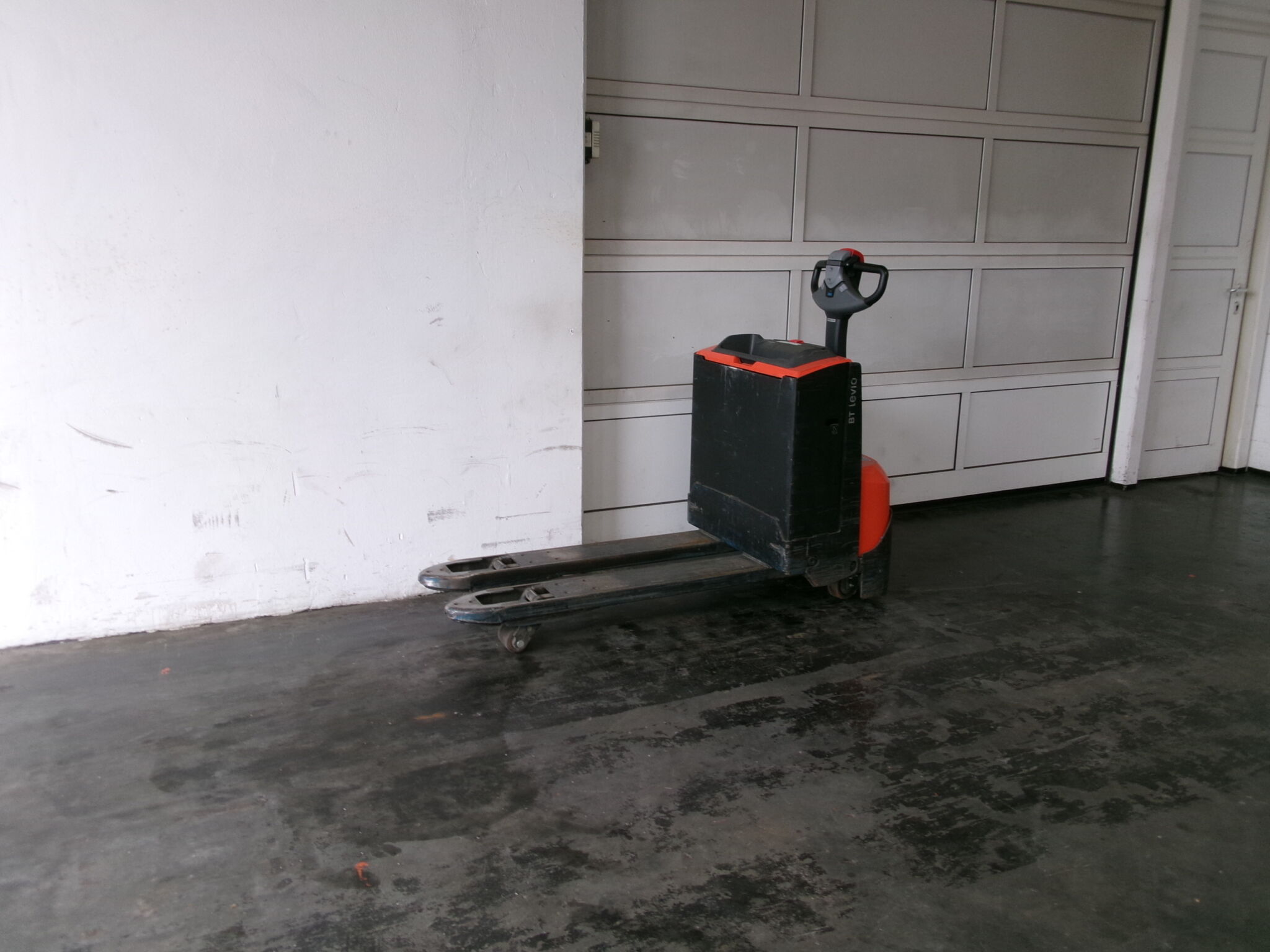 Toyota Gabelstapler Niederhubwagen <br>BT LWE200 *sofort verfügbar* <br>Baujahr 2014 <br>Betriebsstunden 482 <br><br> 1 Niederhubwagen <br>BT LWE200 *sofort verfügbar* <br>Baujahr 2014 <br>Betriebsstunden 482 <br><br>
