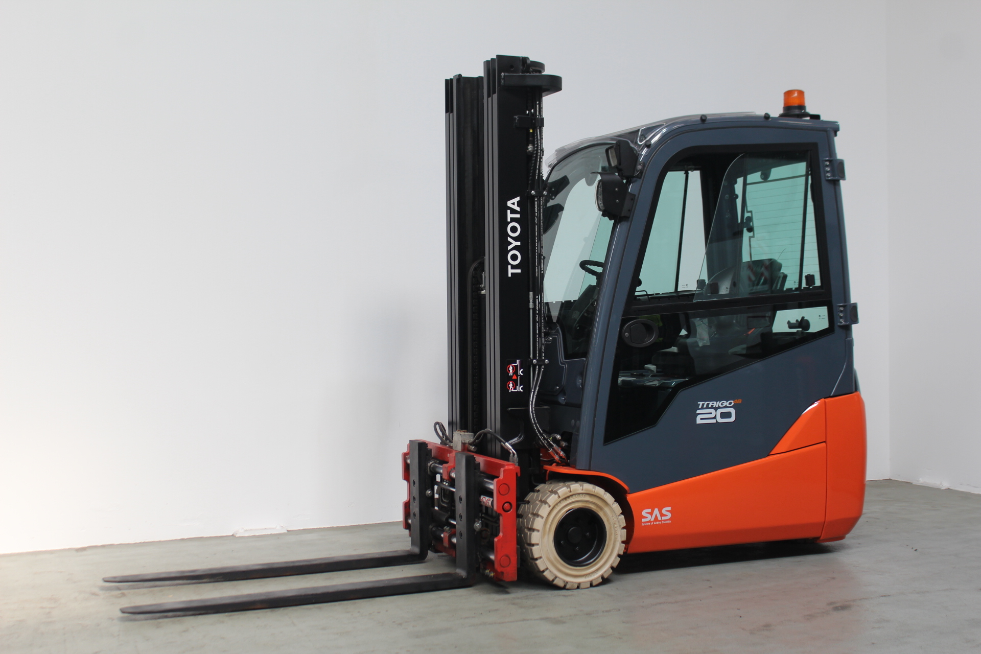Toyota Gabelstapler Toyota Elektro 3-Rad Stapler <br>Toyota 8FBE20T <br>Baujahr 2017 <br>Betriebsstunden 5922 <br><br>Mietkauf 288,96 €/Monat 1 Toyota Elektro 3-Rad Stapler <br>Toyota 8FBE20T <br>Baujahr 2017 <br>Betriebsstunden 5922 <br><br>Mietkauf 288,96 €/Monat