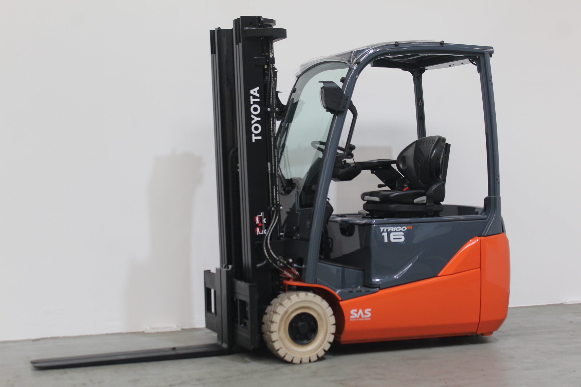 Toyota Gabelstapler Toyota Elektro 3-Rad Stapler <br>Toyota 8FBE16T *sofort verfügbar* <br>Baujahr 2018 <br>Betriebsstunden 3457 <br><br>Mietkauf 262,54 €/Monat 1 Toyota Elektro 3-Rad Stapler <br>Toyota 8FBE16T *sofort verfügbar* <br>Baujahr 2018 <br>Betriebsstunden 3457 <br><br>Mietkauf 262,54 €/Monat