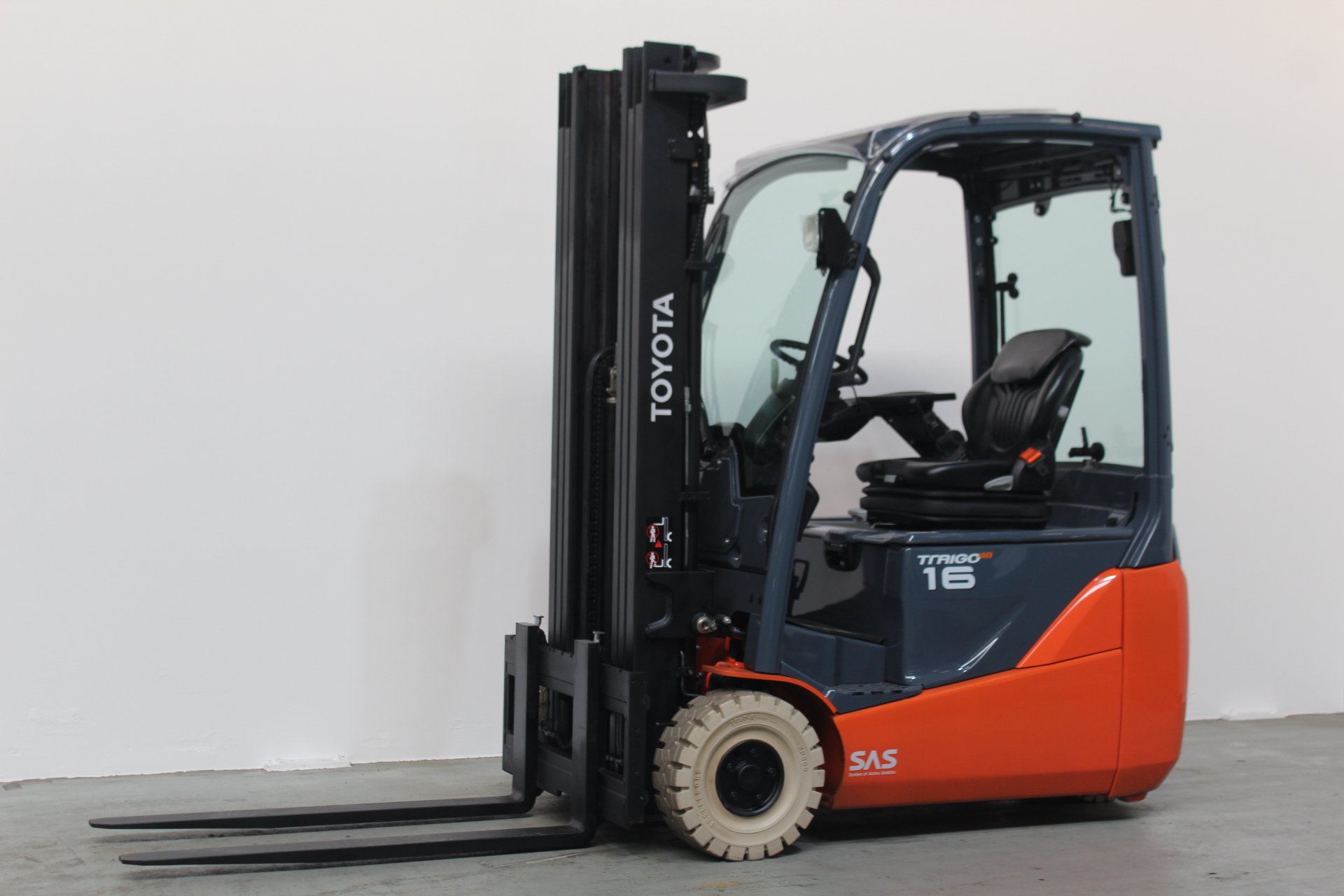 Toyota Gabelstapler Toyota Elektro 3-Rad Stapler <br>Toyota 8FBEK16T *sofort verfügbar* <br>Baujahr 2018 <br>Betriebsstunden 4254 <br><br>Mietkauf 254,28 €/Monat 1 Toyota Elektro 3-Rad Stapler <br>Toyota 8FBEK16T *sofort verfügbar* <br>Baujahr 2018 <br>Betriebsstunden 4254 <br><br>Mietkauf 254,28 €/Monat