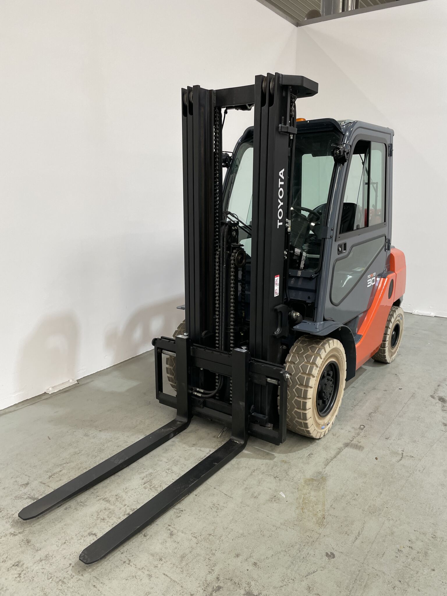 Toyota Gabelstapler Toyota Verbrenner Treibgasstapler <br>Toyota 02-8FGF30 *sofort verfügbar* <br>Baujahr 2018 <br>Betriebsstunden 3299 <br><br>Mietkauf 355,01 €/Monat 17 Toyota-Gabelstapler-59840 1810035083 1 scaled