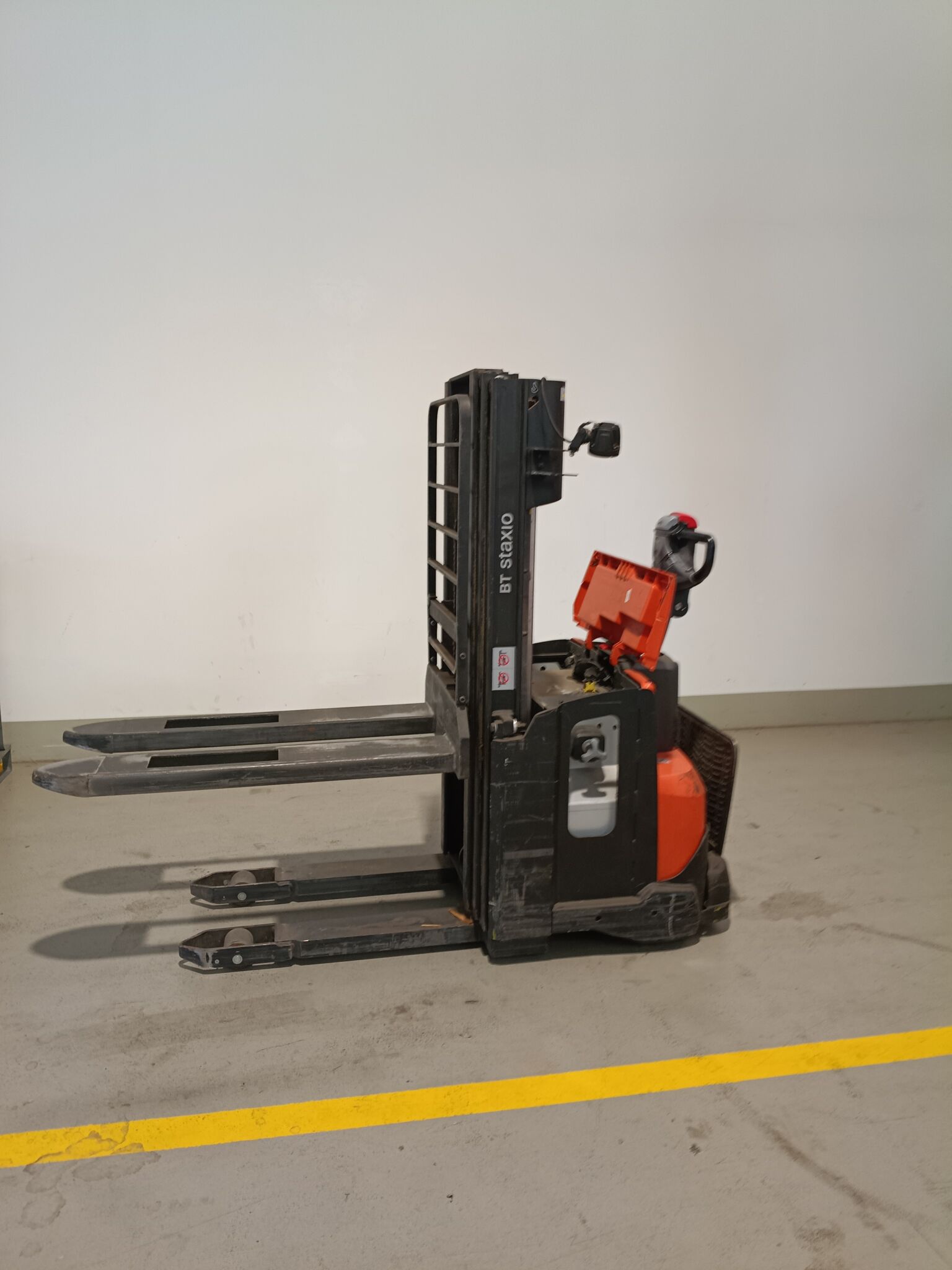 Toyota Gabelstapler Hochhubwagen <br>Toyota SWE120 *sofort verfügbar* <br>Baujahr 2020 <br>Betriebsstunden 770 <br><br>Mietkauf 74,30 €/Monat 1 Hochhubwagen <br>Toyota SWE120 *sofort verfügbar* <br>Baujahr 2020 <br>Betriebsstunden 770 <br><br>Mietkauf 74,30 €/Monat