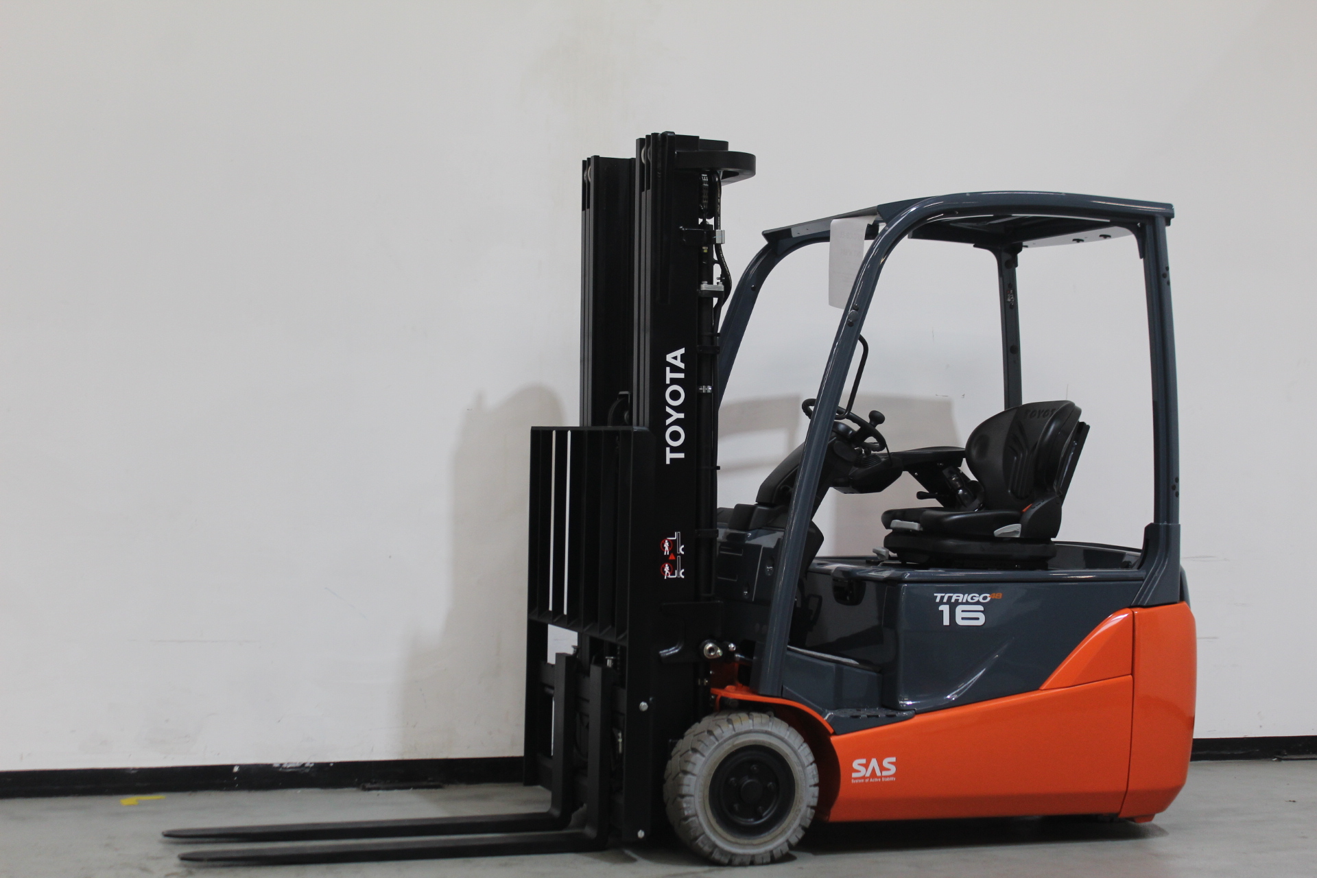 Toyota Gabelstapler Toyota Elektro 3-Rad Stapler <br>Toyota 8FBE16T *sofort verfügbar* <br>Baujahr 2020 <br>Betriebsstunden 2491 <br><br>Mietkauf 295,56 €/Monat 1 Toyota Elektro 3-Rad Stapler <br>Toyota 8FBE16T *sofort verfügbar* <br>Baujahr 2020 <br>Betriebsstunden 2491 <br><br>Mietkauf 295,56 €/Monat