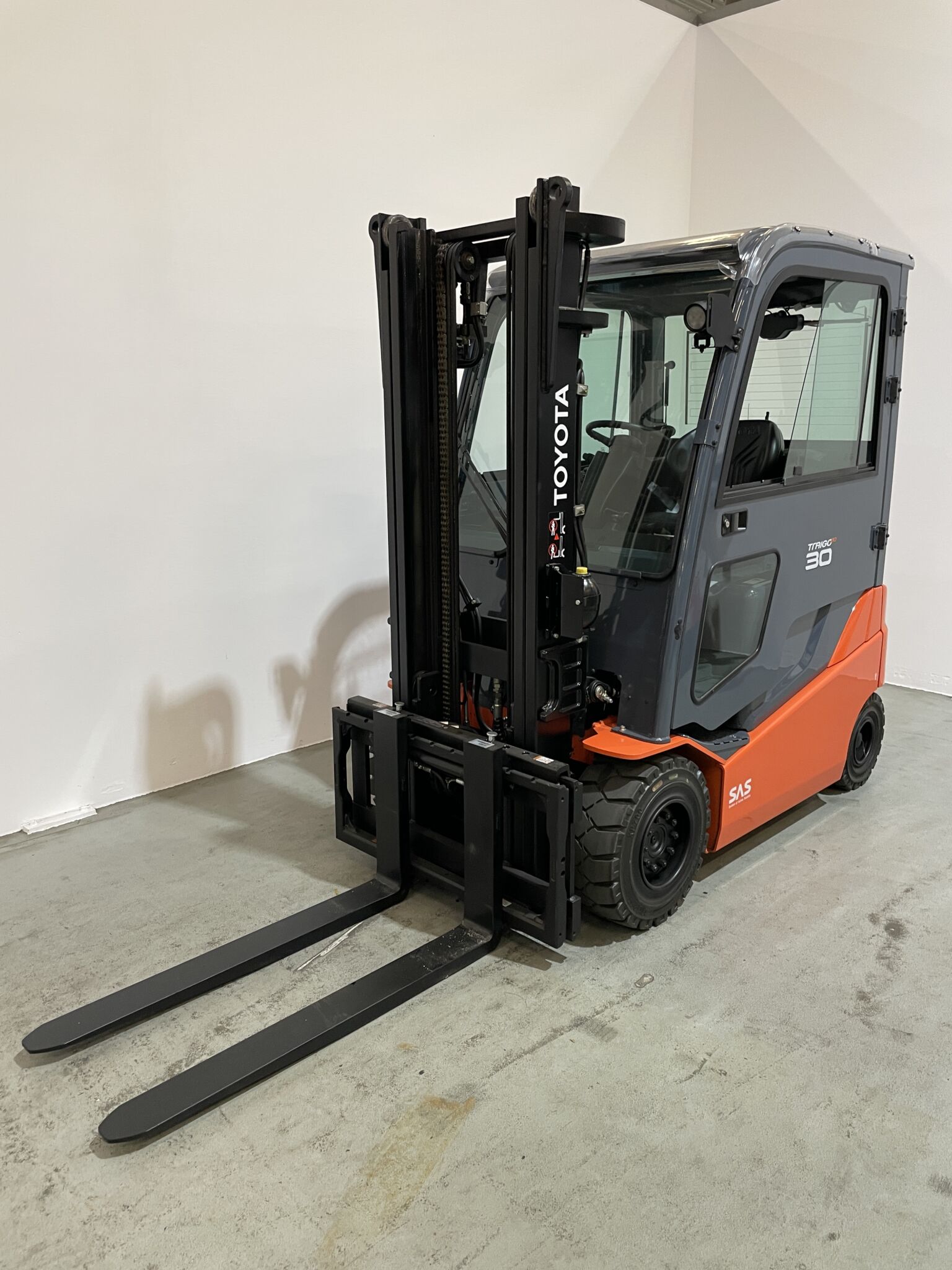 Toyota Gabelstapler Toyota Elektro 4-Rad Stapler <br>Toyota 8FBMKT30 *sofort verfügbar* <br>Baujahr 2020 <br>Betriebsstunden 5705 <br><br>Mietkauf 422,71 €/Monat 1 Toyota Elektro 4-Rad Stapler <br>Toyota 8FBMKT30 *sofort verfügbar* <br>Baujahr 2020 <br>Betriebsstunden 5705 <br><br>Mietkauf 422,71 €/Monat