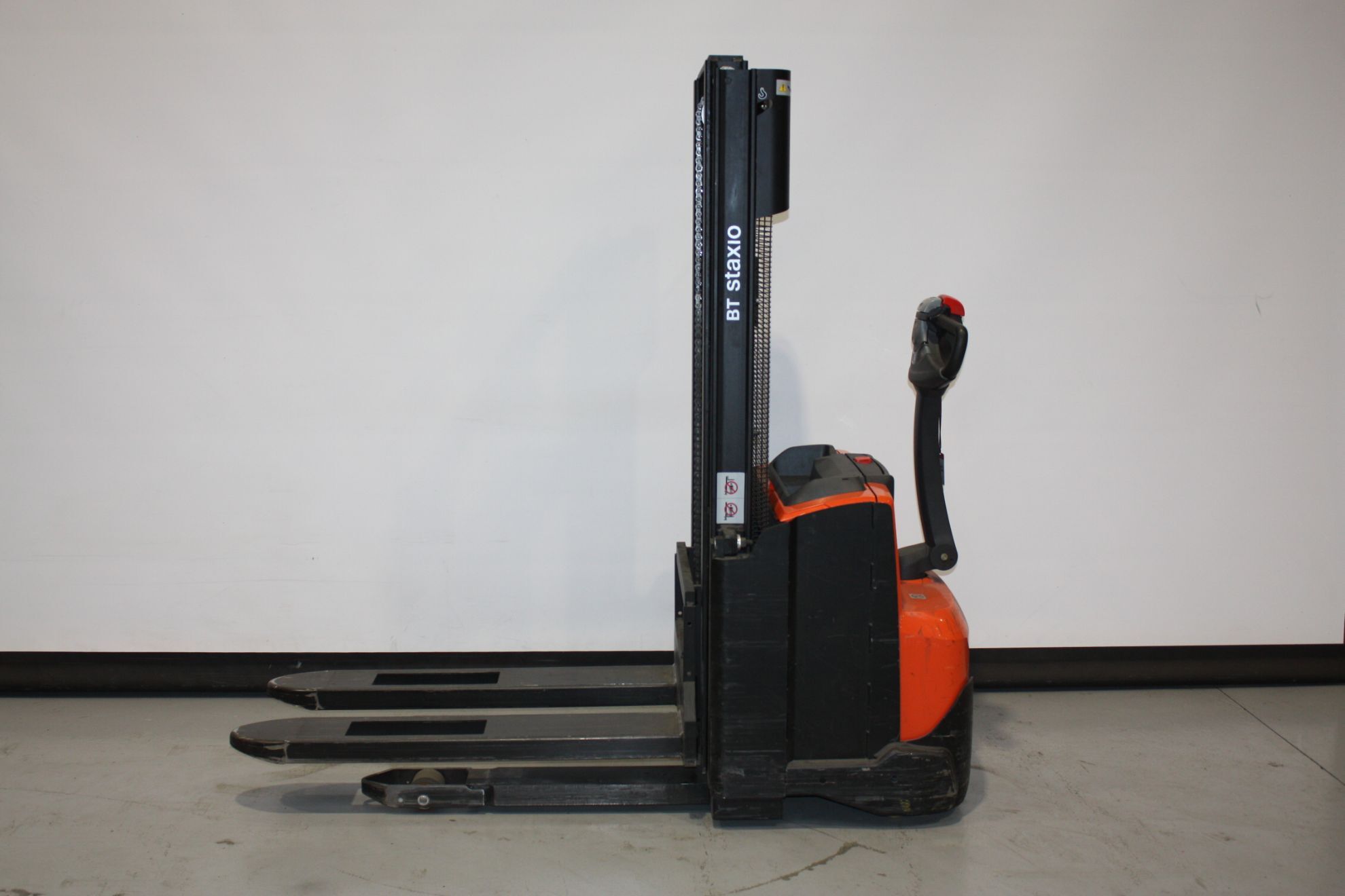Toyota Gabelstapler Hochhubwagen <br>Toyota SWE120 *sofort verfügbar* <br>Baujahr 2020 <br>Betriebsstunden 4145 <br><br>Mietkauf 69,35 €/Monat 1 Hochhubwagen <br>Toyota SWE120 *sofort verfügbar* <br>Baujahr 2020 <br>Betriebsstunden 4145 <br><br>Mietkauf 69,35 €/Monat