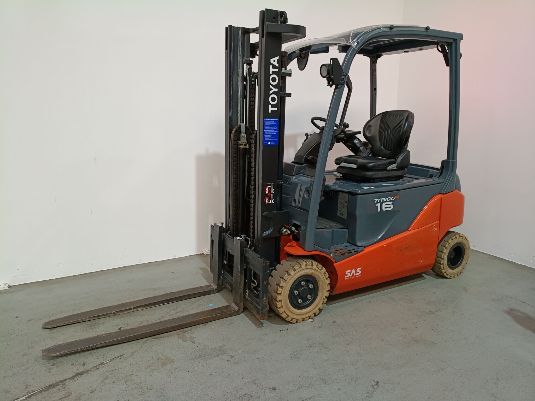 Toyota Gabelstapler Toyota Elektro 4-Rad Stapler <br>Toyota 8FBM16T *sofort verfügbar* <br>Baujahr 2020 <br>Betriebsstunden 596 <br><br>Mietkauf 232,82 €/Monat 1 Toyota Elektro 4-Rad Stapler <br>Toyota 8FBM16T *sofort verfügbar* <br>Baujahr 2020 <br>Betriebsstunden 596 <br><br>Mietkauf 232,82 €/Monat