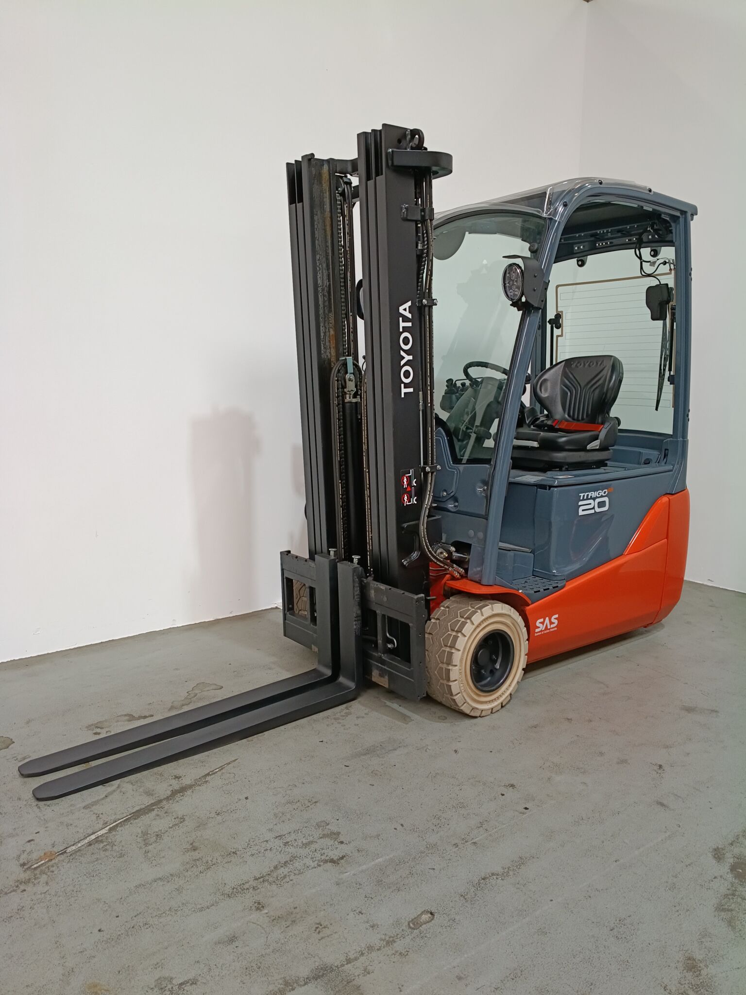 Toyota Gabelstapler Toyota Elektro 3-Rad Stapler <br>Toyota 8FBE20T <br>Baujahr 2020 <br>Betriebsstunden 4378 <br><br>Mietkauf 321,98 €/Monat 1 Toyota Elektro 3-Rad Stapler <br>Toyota 8FBE20T <br>Baujahr 2020 <br>Betriebsstunden 4378 <br><br>Mietkauf 321,98 €/Monat