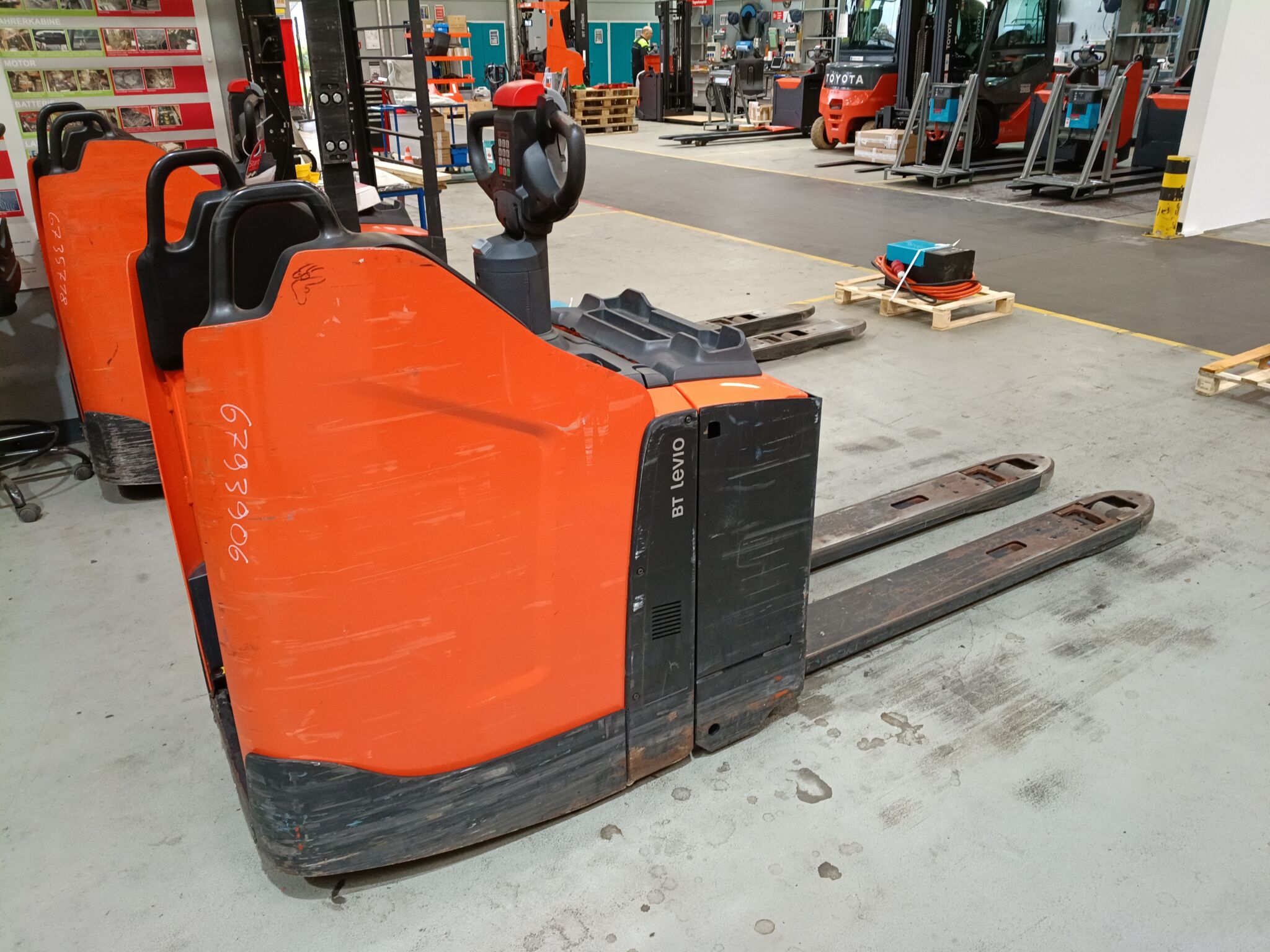 Toyota Gabelstapler Niederhubwagen <br>Toyota LPE200 <br>Baujahr 2021 <br>Betriebsstunden 1497 <br><br>Mietkauf 57,79 €/Monat 1 Niederhubwagen <br>Toyota LPE200 <br>Baujahr 2021 <br>Betriebsstunden 1497 <br><br>Mietkauf 57,79 €/Monat