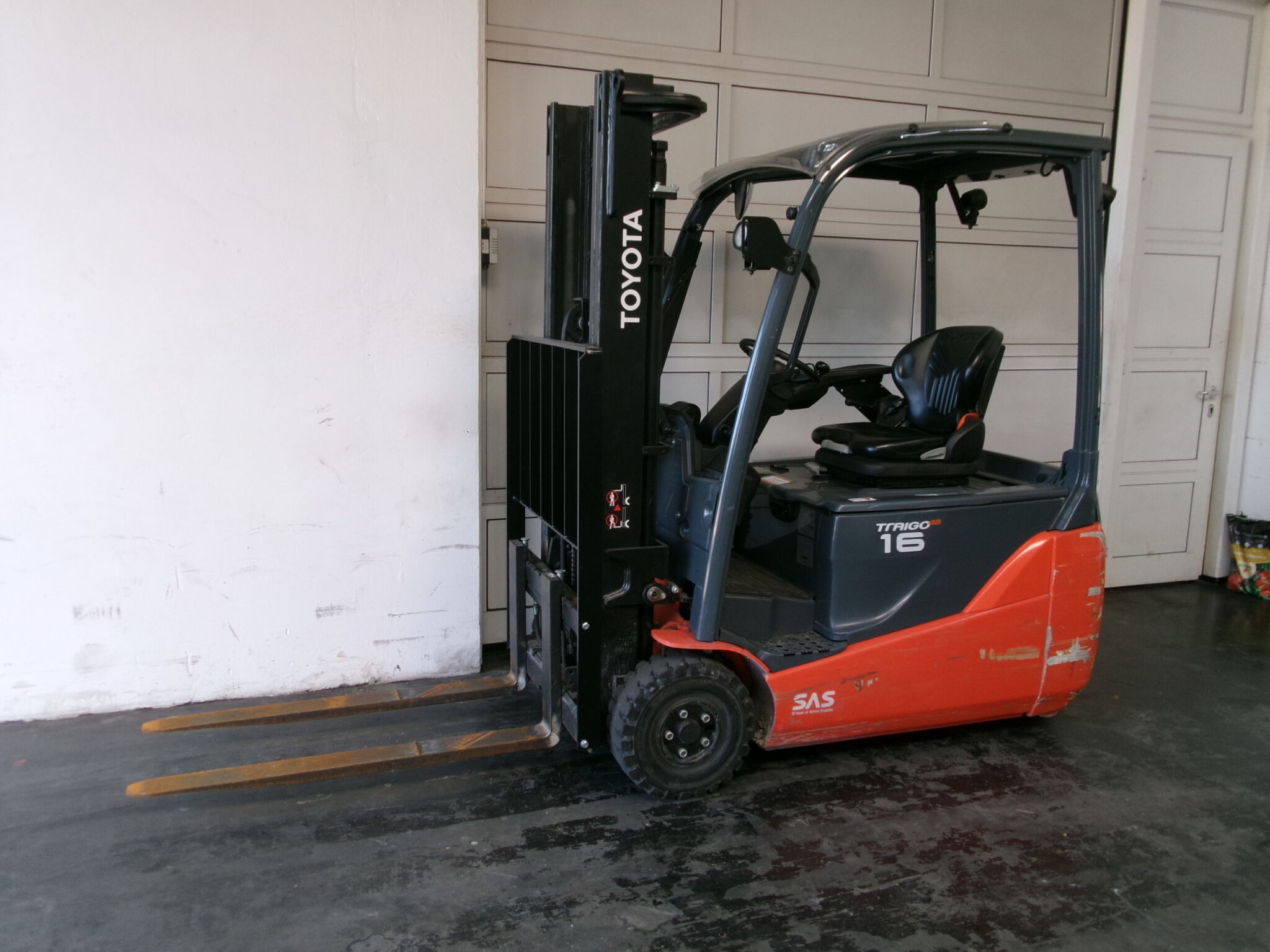 Toyota Gabelstapler Toyota Elektro 3-Rad Stapler <br>Toyota 8FBE16T <br>Baujahr 2021 <br>Betriebsstunden 2308 <br><br>Mietkauf 224,56 €/Monat 1 Toyota Elektro 3-Rad Stapler <br>Toyota 8FBE16T <br>Baujahr 2021 <br>Betriebsstunden 2308 <br><br>Mietkauf 224,56 €/Monat