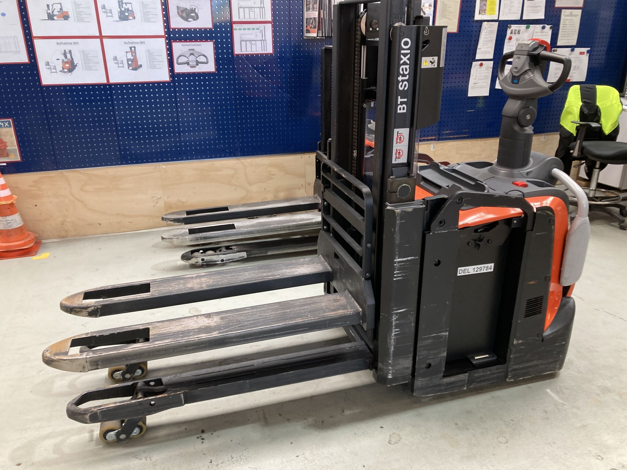 Toyota Gabelstapler Hochhubwagen <br>Toyota SPE200D <br>Baujahr 2021 <br>Betriebsstunden 677 <br><br>Mietkauf 102,37 €/Monat 1 Hochhubwagen <br>Toyota SPE200D <br>Baujahr 2021 <br>Betriebsstunden 677 <br><br>Mietkauf 102,37 €/Monat