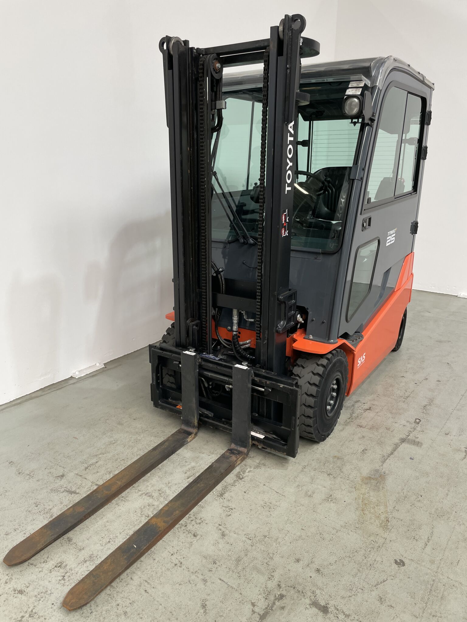 Toyota Gabelstapler Toyota Elektro 4-Rad Stapler <br>Toyota 8FBMT25 <br>Baujahr 2021 <br>Betriebsstunden 353 <br><br>Mietkauf 323,64 €/Monat 1 Toyota Elektro 4-Rad Stapler <br>Toyota 8FBMT25 <br>Baujahr 2021 <br>Betriebsstunden 353 <br><br>Mietkauf 323,64 €/Monat