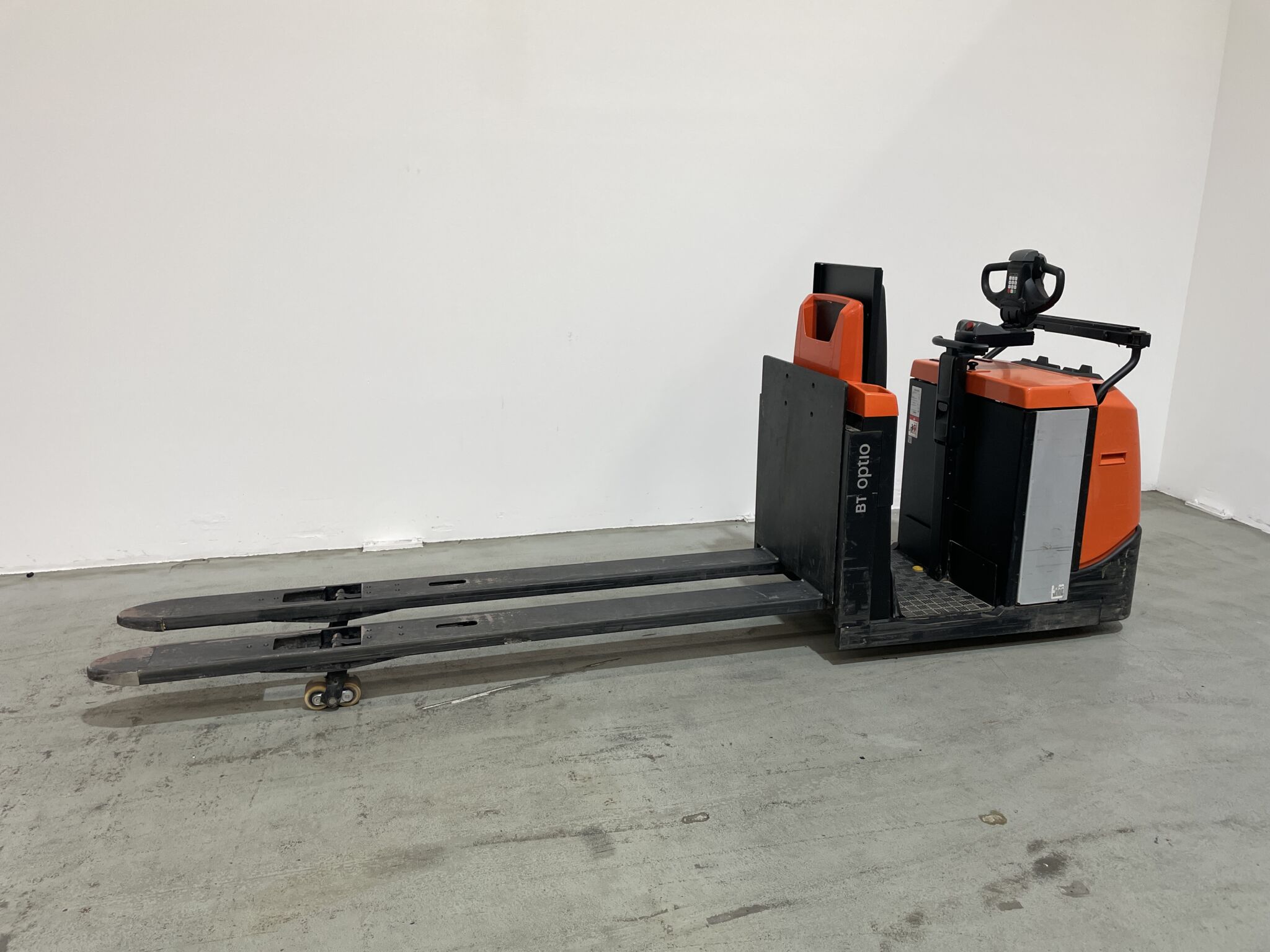Toyota Gabelstapler Horizontalkommissionierer <br>Toyota OSE250P <br>Baujahr 2022 <br>Betriebsstunden 2412 <br><br>Mietkauf 107,33 €/Monat 5 Toyota-Gabelstapler-59840 2205009399 1 scaled