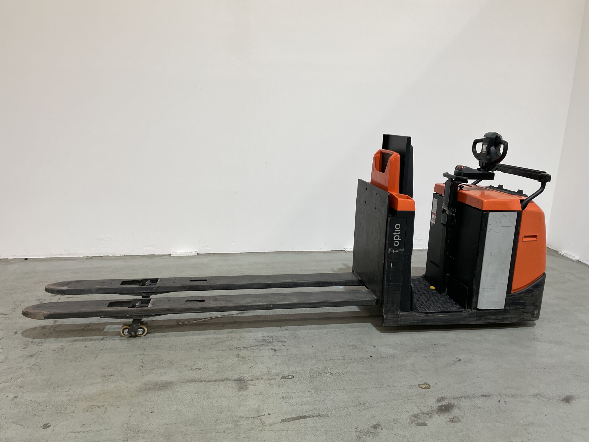 Toyota Gabelstapler Horizontalkommissionierer <br>Toyota OSE250P <br>Baujahr 2022 <br>Betriebsstunden 2382 <br><br>Mietkauf 107,33 €/Monat 4 Toyota-Gabelstapler-59840 2205009455 1 scaled
