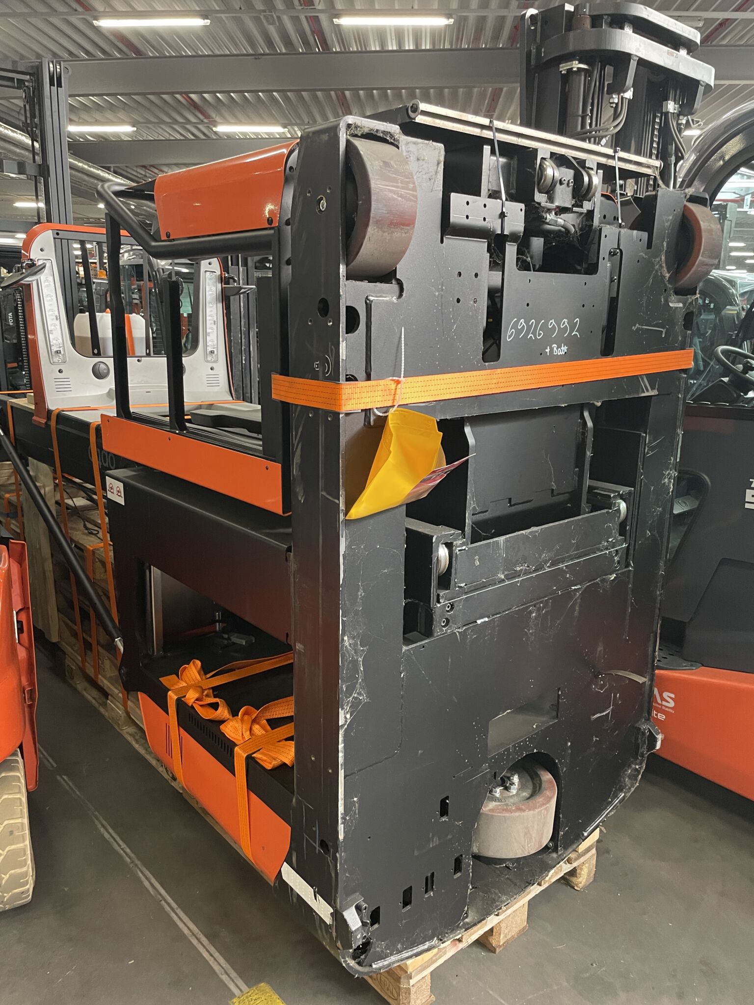 Toyota Gabelstapler 1 1 <br>Toyota OME100H <br>Baujahr 2022 <br>Betriebsstunden 8 <br><br>Mietkauf 297,22 €/Monat 1 1 1 <br>Toyota OME100H <br>Baujahr 2022 <br>Betriebsstunden 8 <br><br>Mietkauf 297,22 €/Monat