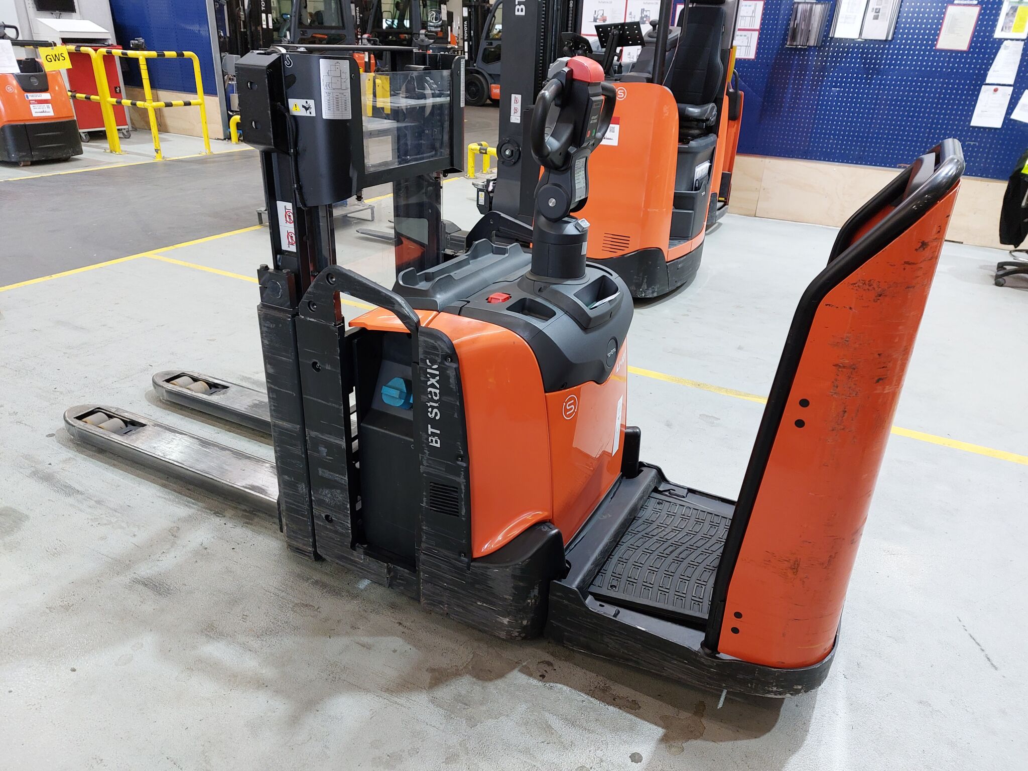 Toyota Gabelstapler Hochhubwagen <br>Toyota SPE200D <br>Baujahr 2023 <br>Betriebsstunden 1405 <br><br>Mietkauf 115,58 €/Monat 1 Hochhubwagen <br>Toyota SPE200D <br>Baujahr 2023 <br>Betriebsstunden 1405 <br><br>Mietkauf 115,58 €/Monat