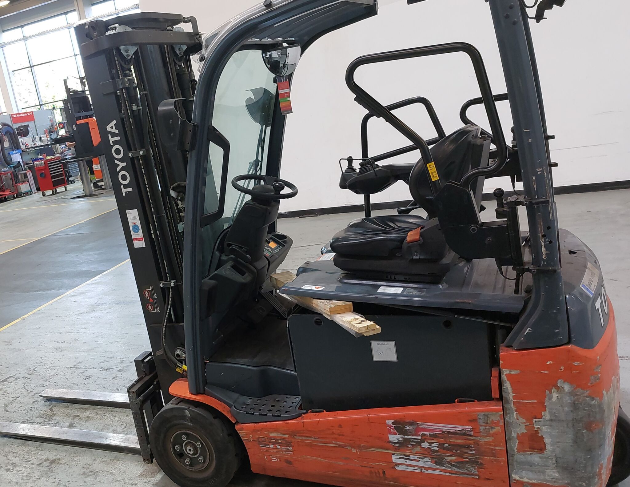 Toyota Gabelstapler Toyota Elektro 3-Rad Stapler <br>Toyota 8FBE16T <br>Baujahr 2023 <br>Betriebsstunden 4694 <br><br>Mietkauf 326,94 €/Monat 1 Toyota Elektro 3-Rad Stapler <br>Toyota 8FBE16T <br>Baujahr 2023 <br>Betriebsstunden 4694 <br><br>Mietkauf 326,94 €/Monat