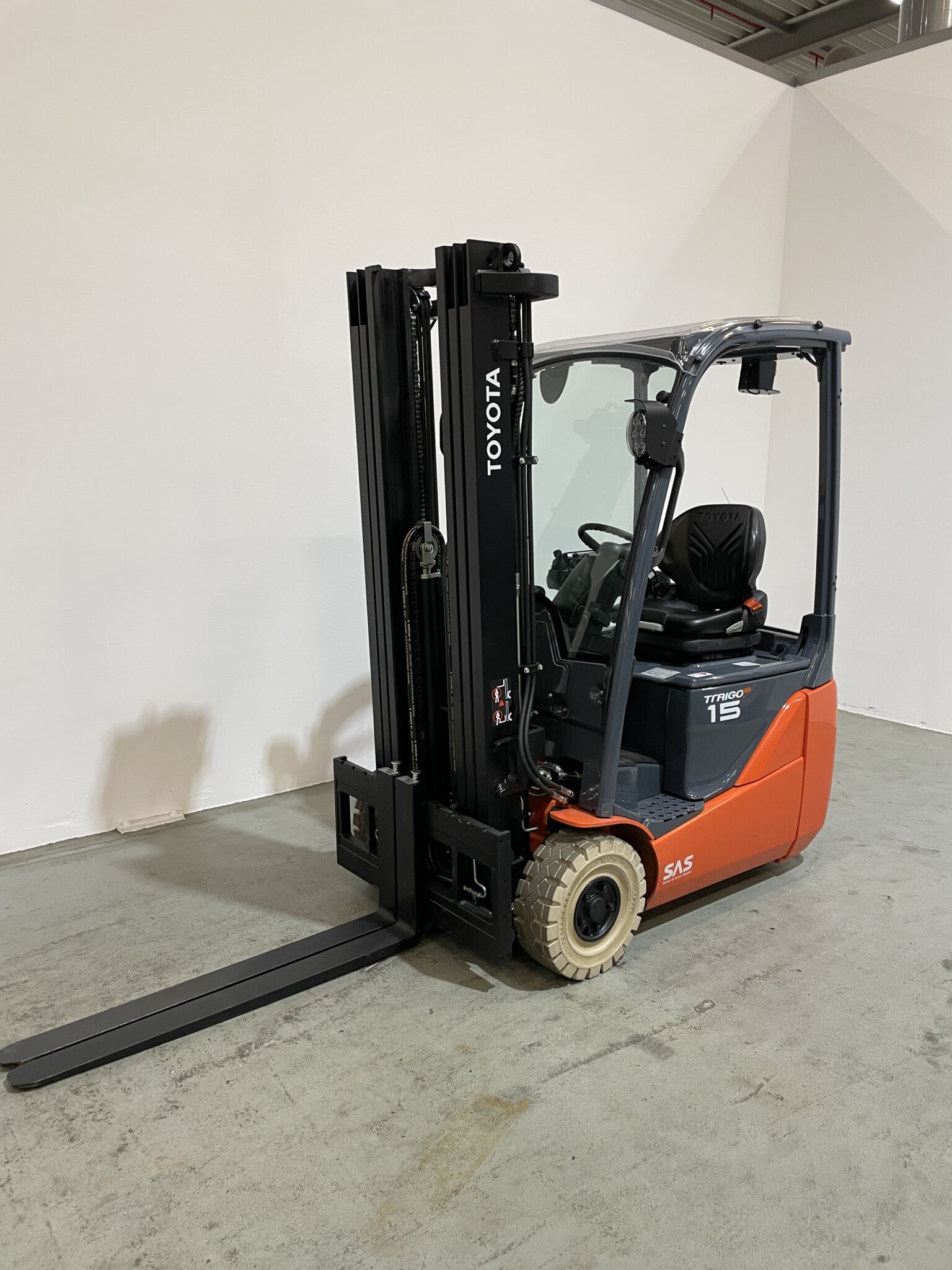 Toyota Gabelstapler Toyota Elektro 3-Rad Stapler <br>Toyota 8FBE15T <br>Baujahr 2023 <br>Betriebsstunden 2705 <br><br>Mietkauf 318,68 €/Monat 1 Toyota Elektro 3-Rad Stapler <br>Toyota 8FBE15T <br>Baujahr 2023 <br>Betriebsstunden 2705 <br><br>Mietkauf 318,68 €/Monat