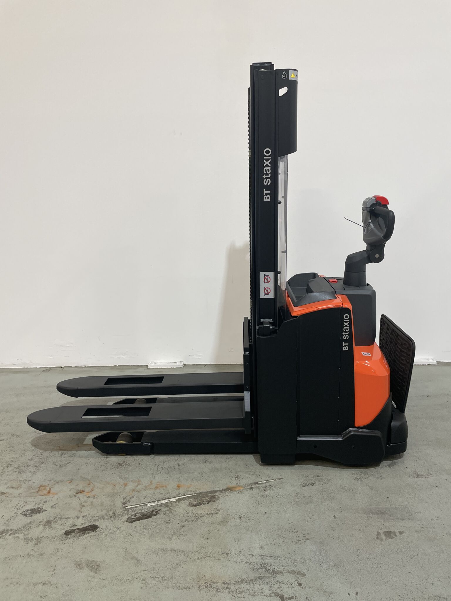 Toyota Gabelstapler Hochhubwagen <br>Toyota SWE120 <br>Baujahr 2023 <br>Betriebsstunden 1277 <br><br>Mietkauf 100,72 €/Monat 1 Hochhubwagen <br>Toyota SWE120 <br>Baujahr 2023 <br>Betriebsstunden 1277 <br><br>Mietkauf 100,72 €/Monat