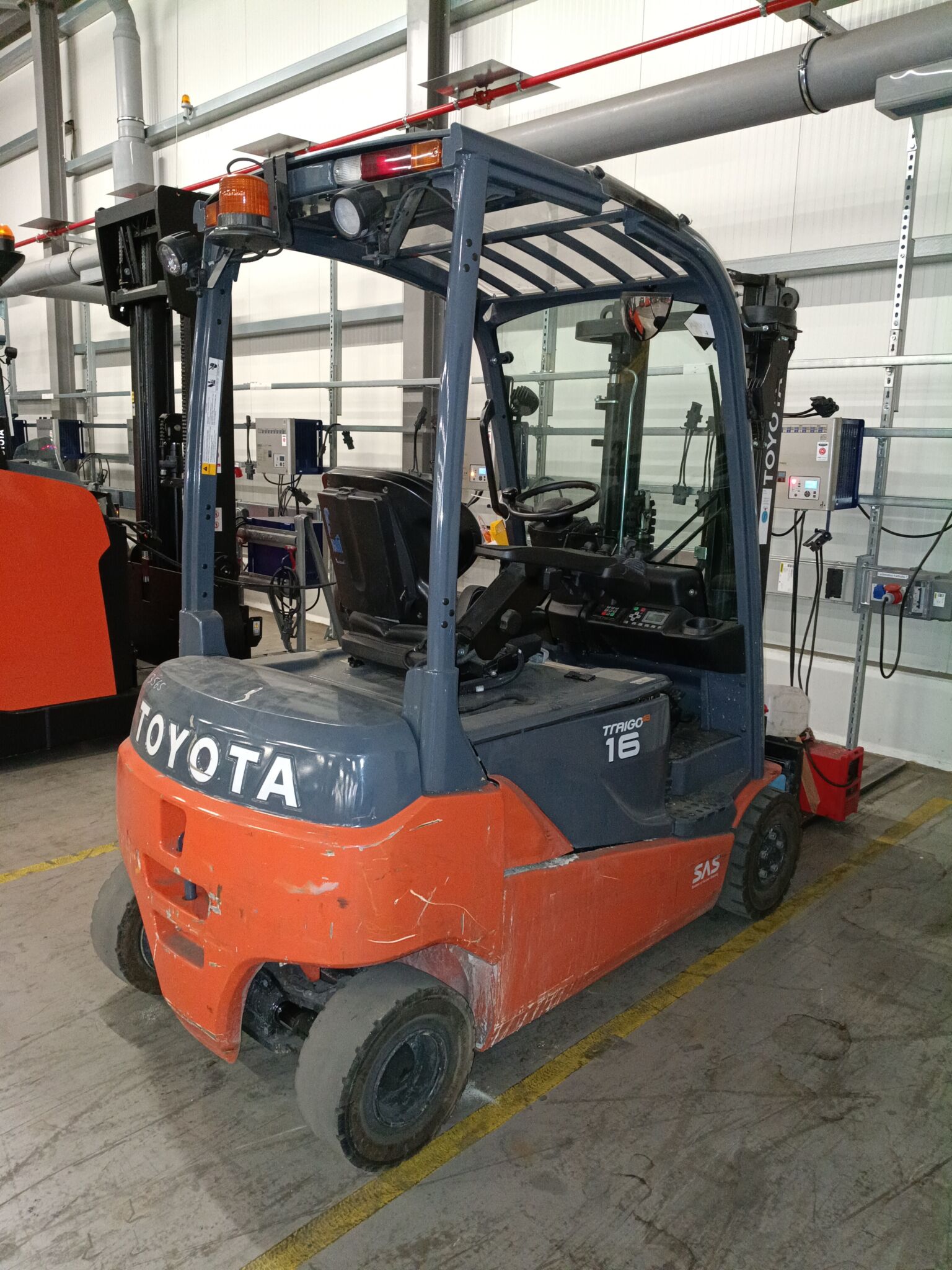 Toyota Gabelstapler Toyota Elektro 4-Rad Stapler <br>Toyota 8FBM16T *sofort verfügbar* <br>Baujahr 2023 <br>Betriebsstunden 1953 <br><br>Mietkauf 290,61 €/Monat 1 Toyota Elektro 4-Rad Stapler <br>Toyota 8FBM16T *sofort verfügbar* <br>Baujahr 2023 <br>Betriebsstunden 1953 <br><br>Mietkauf 290,61 €/Monat