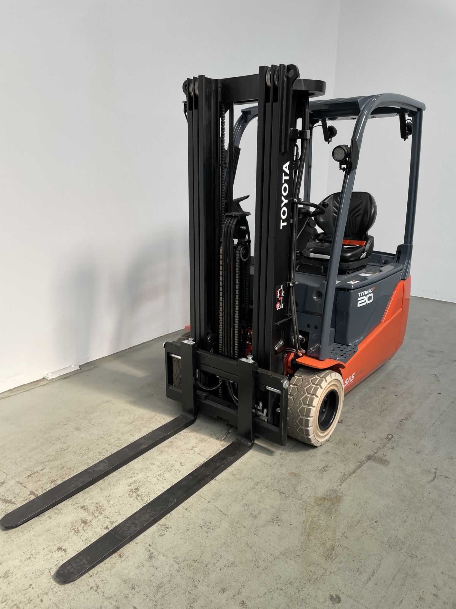 Toyota Gabelstapler Toyota Elektro 3-Rad Stapler <br>Toyota 8FBE20T <br>Baujahr 2023 <br>Betriebsstunden 2821 <br><br>Mietkauf 462,34 €/Monat 1 Toyota Elektro 3-Rad Stapler <br>Toyota 8FBE20T <br>Baujahr 2023 <br>Betriebsstunden 2821 <br><br>Mietkauf 462,34 €/Monat
