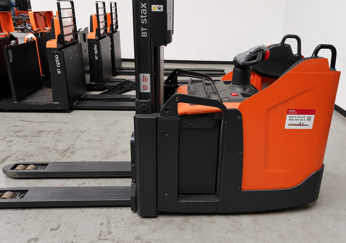 Toyota Gabelstapler Hochhubwagen <br>Toyota SPE200D <br>Baujahr 2023 <br>Betriebsstunden 613 <br><br>Mietkauf 148,61 €/Monat 1 Hochhubwagen <br>Toyota SPE200D <br>Baujahr 2023 <br>Betriebsstunden 613 <br><br>Mietkauf 148,61 €/Monat
