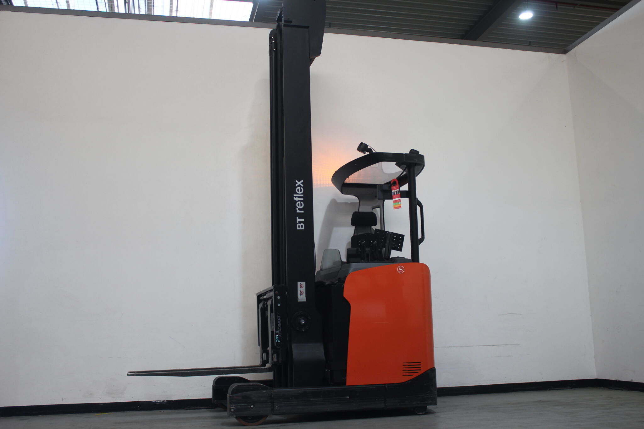 Toyota Gabelstapler Schubmaststapler <br>Toyota RRE160H *sofort verfügbar* <br>Baujahr 2024 <br>Betriebsstunden 711 <br><br>Mietkauf 429,31 €/Monat 14 Toyota-Gabelstapler-59840 2403021184 1 1 scaled