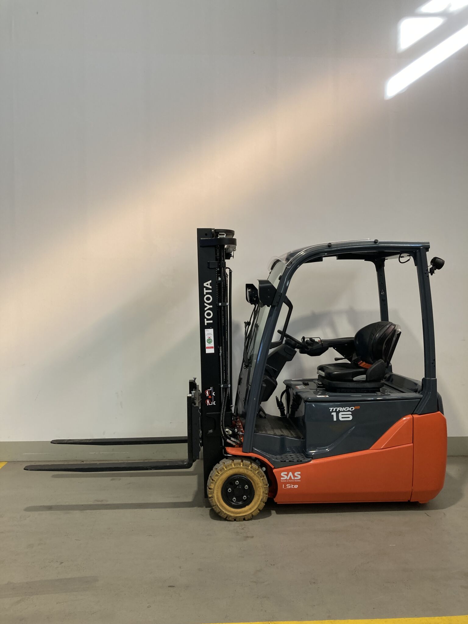 Toyota Gabelstapler Toyota Elektro 3-Rad Stapler <br>Toyota 8FBE16T <br>Baujahr 2024 <br>Betriebsstunden 2 <br><br>Mietkauf 363,26 €/Monat 1 Toyota Elektro 3-Rad Stapler <br>Toyota 8FBE16T <br>Baujahr 2024 <br>Betriebsstunden 2 <br><br>Mietkauf 363,26 €/Monat