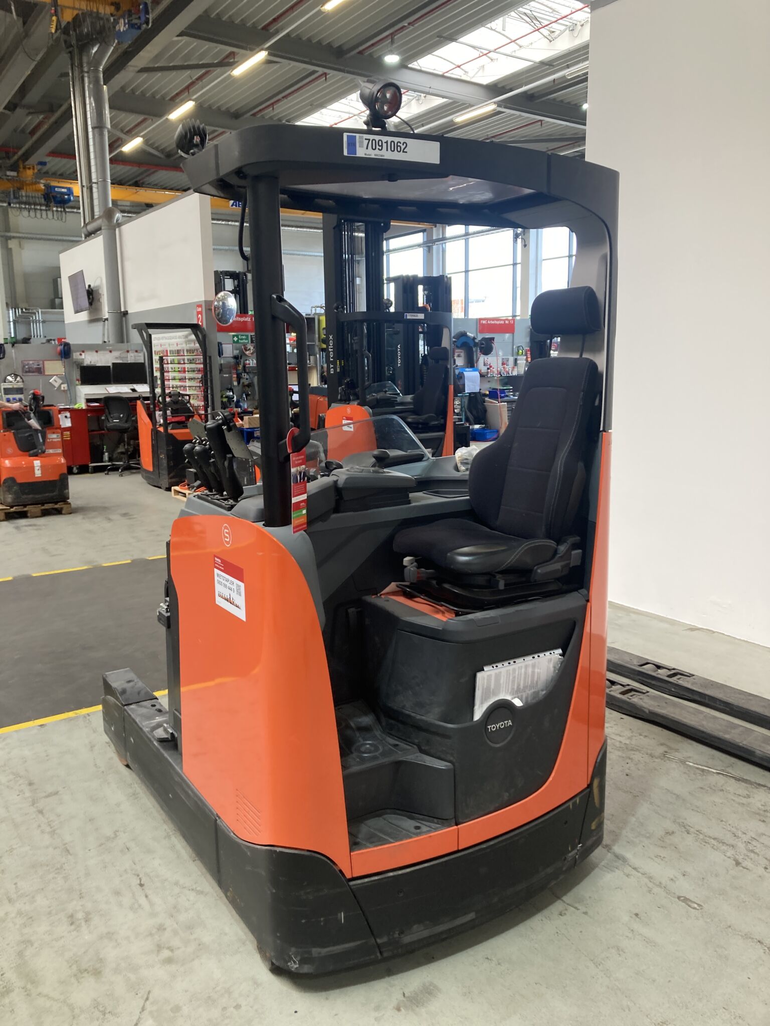 Toyota Gabelstapler Schubmaststapler <br>Toyota RRE200H <br>Baujahr 2024 <br>Betriebsstunden 452 <br><br>Mietkauf 544,90 €/Monat 8 Toyota-Gabelstapler-59840 2409035452 1 scaled
