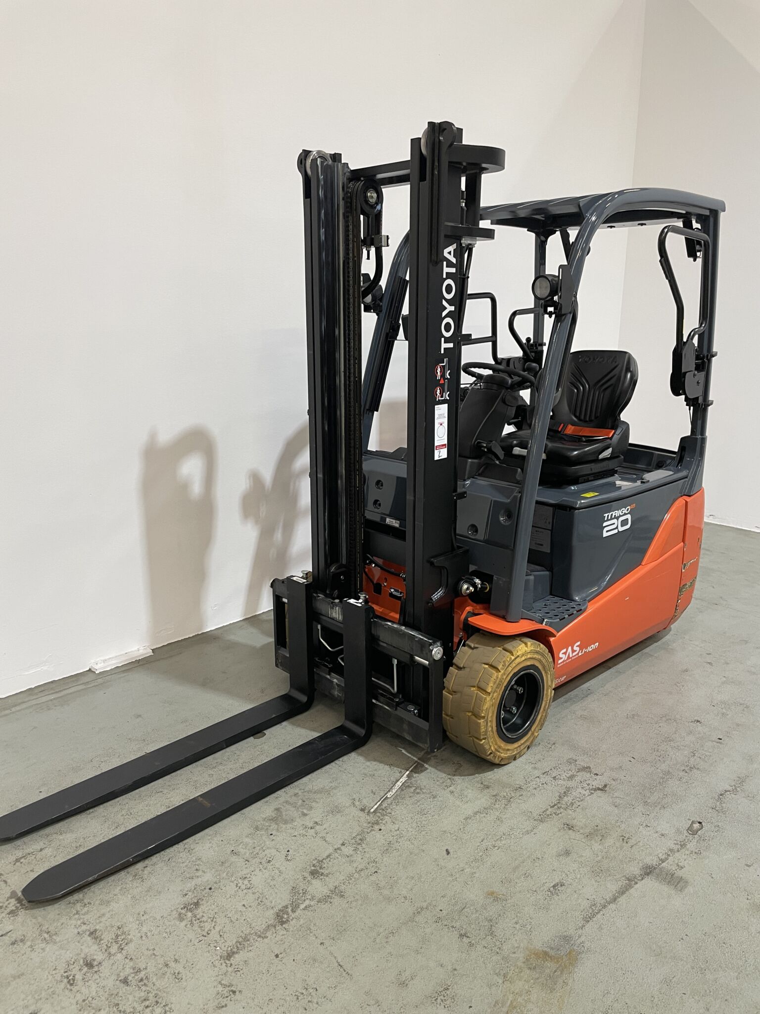 Toyota Gabelstapler Toyota Elektro 3-Rad Stapler <br>Toyota 8FBE20T **HotDeal** <br>Baujahr 2024 <br>Betriebsstunden 222 <br><br>Mietkauf 468,94 €/Monat 1 Toyota Elektro 3-Rad Stapler <br>Toyota 8FBE20T **HotDeal** <br>Baujahr 2024 <br>Betriebsstunden 222 <br><br>Mietkauf 468,94 €/Monat