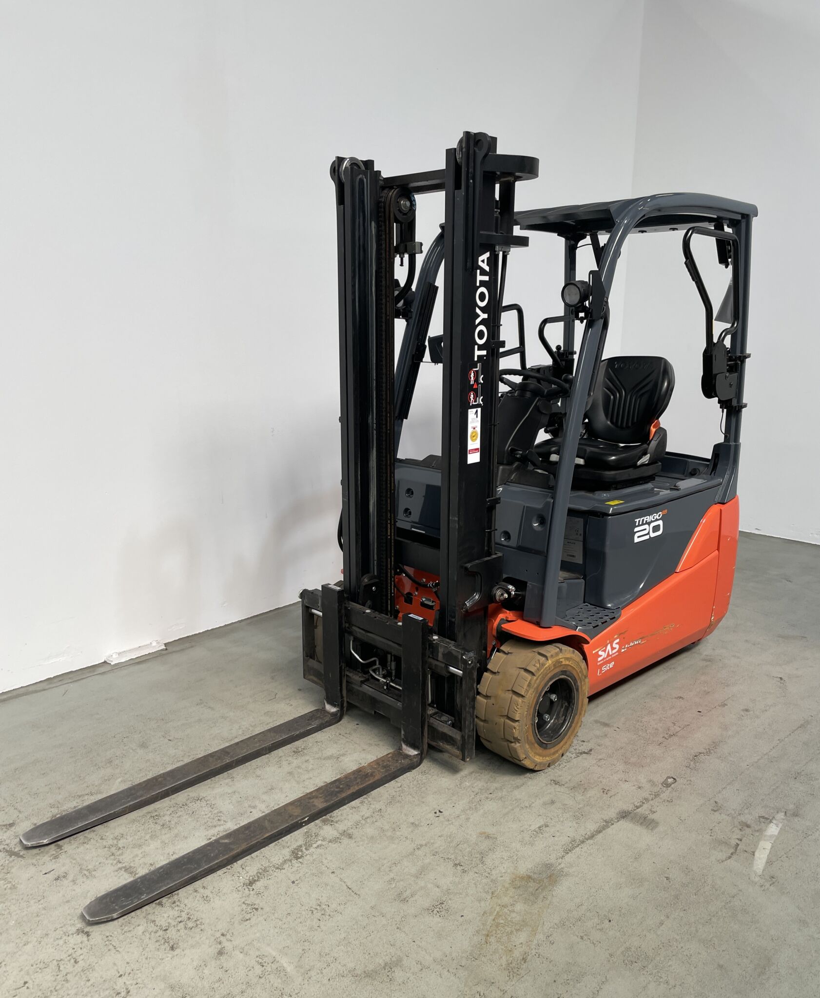 Toyota Gabelstapler Toyota Elektro 3-Rad Stapler <br>Toyota 8FBE20T <br>Baujahr 2024 <br>Betriebsstunden 377 <br><br>Mietkauf 468,94 €/Monat 1 Toyota Elektro 3-Rad Stapler <br>Toyota 8FBE20T <br>Baujahr 2024 <br>Betriebsstunden 377 <br><br>Mietkauf 468,94 €/Monat