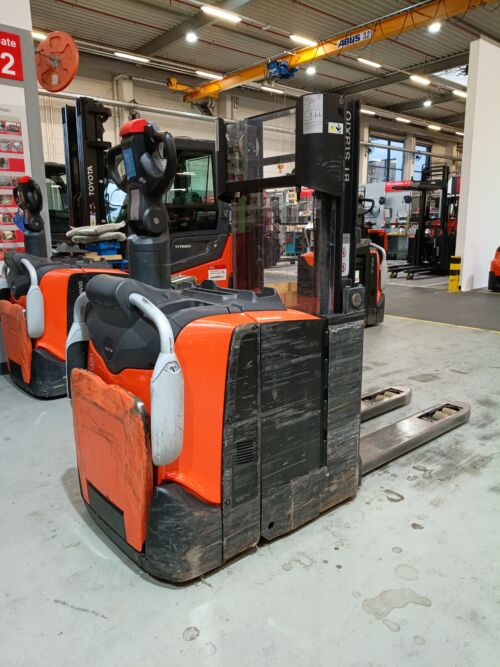 Toyota Gabelstapler Hochhubwagen <br>Toyota SPE200DN <br>Baujahr 2024 <br>Betriebsstunden 1857 <br><br>Mietkauf 142,00 €/Monat 2 Toyota-Gabelstapler-59840 2411023215 1