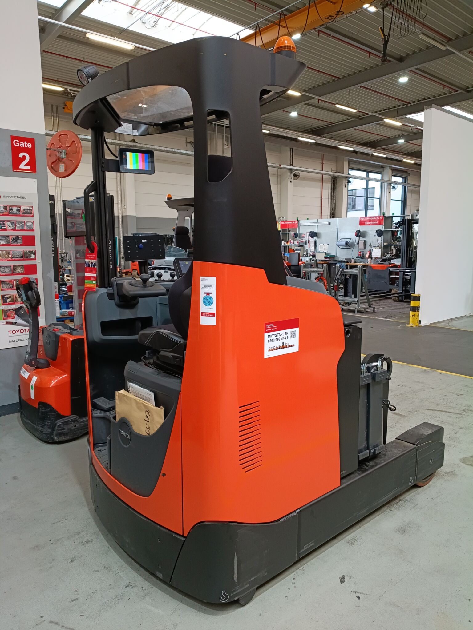 Toyota Gabelstapler Schubmaststapler <br>Toyota RRE250H <br>Baujahr 2024 <br>Betriebsstunden 28 <br><br>Mietkauf 627,46 €/Monat 6 Toyota-Gabelstapler-59840 2501009765 1 scaled