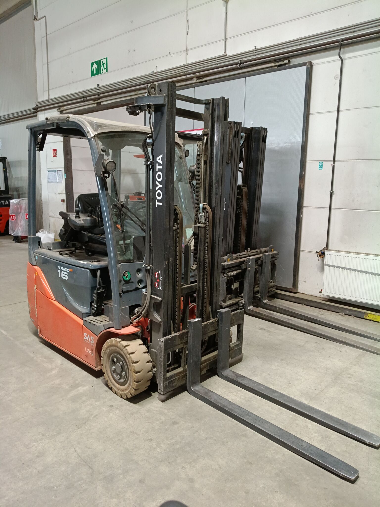 Toyota Gabelstapler Toyota Elektro 3-Rad Stapler <br>Toyota 8FBE16T <br>Baujahr 2025 <br>Betriebsstunden 2050 <br><br>Mietkauf 379,78 €/Monat 1 Toyota Elektro 3-Rad Stapler <br>Toyota 8FBE16T <br>Baujahr 2025 <br>Betriebsstunden 2050 <br><br>Mietkauf 379,78 €/Monat