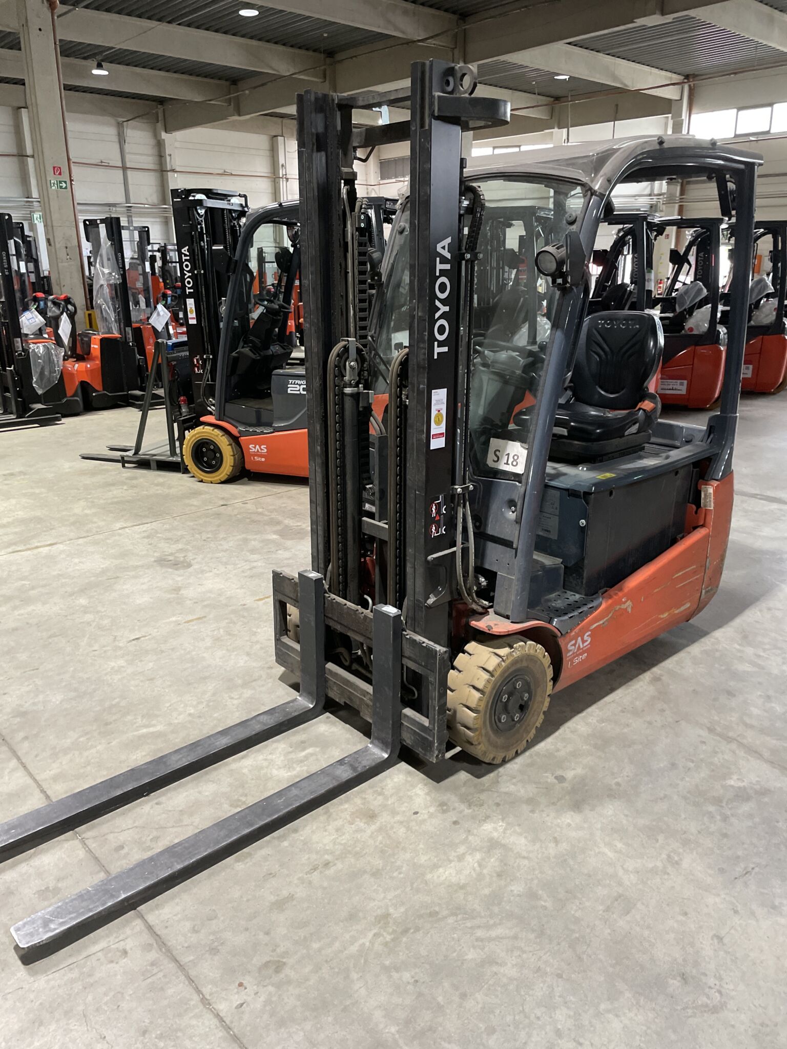 Toyota Gabelstapler Toyota Elektro 3-Rad Stapler <br>Toyota 8FBE16T <br>Baujahr 2025 <br>Betriebsstunden 2073 <br><br>Mietkauf 379,78 €/Monat 1 Toyota Elektro 3-Rad Stapler <br>Toyota 8FBE16T <br>Baujahr 2025 <br>Betriebsstunden 2073 <br><br>Mietkauf 379,78 €/Monat