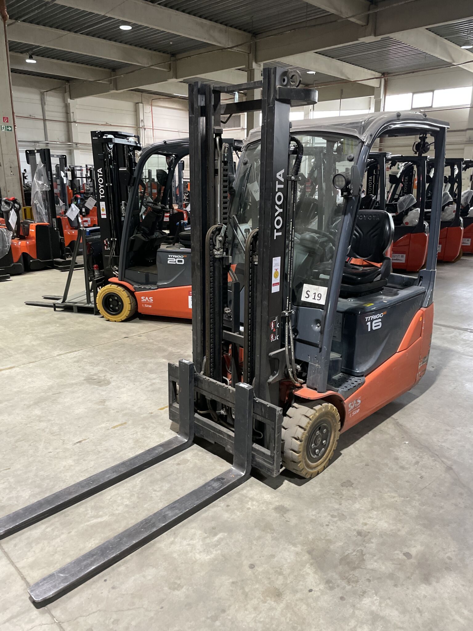 Toyota Gabelstapler Toyota Elektro 3-Rad Stapler <br>Toyota 8FBE16T <br>Baujahr 2025 <br>Betriebsstunden 1130 <br><br>Mietkauf 379,78 €/Monat 1 Toyota Elektro 3-Rad Stapler <br>Toyota 8FBE16T <br>Baujahr 2025 <br>Betriebsstunden 1130 <br><br>Mietkauf 379,78 €/Monat