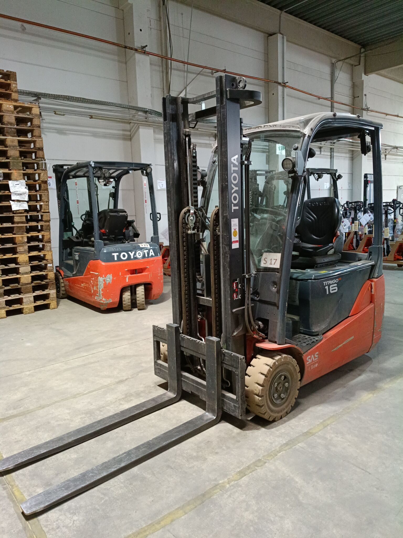 Toyota Gabelstapler Toyota Elektro 3-Rad Stapler <br>Toyota 8FBE16T <br>Baujahr 2025 <br>Betriebsstunden 1916 <br><br>Mietkauf 379,78 €/Monat 1 Toyota Elektro 3-Rad Stapler <br>Toyota 8FBE16T <br>Baujahr 2025 <br>Betriebsstunden 1916 <br><br>Mietkauf 379,78 €/Monat