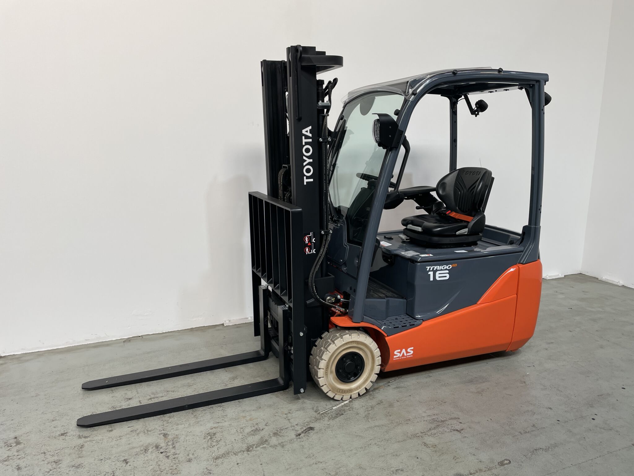 Toyota Gabelstapler Toyota Elektro 3-Rad Stapler <br>Toyota 8FBE20T <br>Baujahr 2025 <br>Betriebsstunden 1640 <br><br>Mietkauf 511,87 €/Monat 1 Toyota Elektro 3-Rad Stapler <br>Toyota 8FBE20T <br>Baujahr 2025 <br>Betriebsstunden 1640 <br><br>Mietkauf 511,87 €/Monat