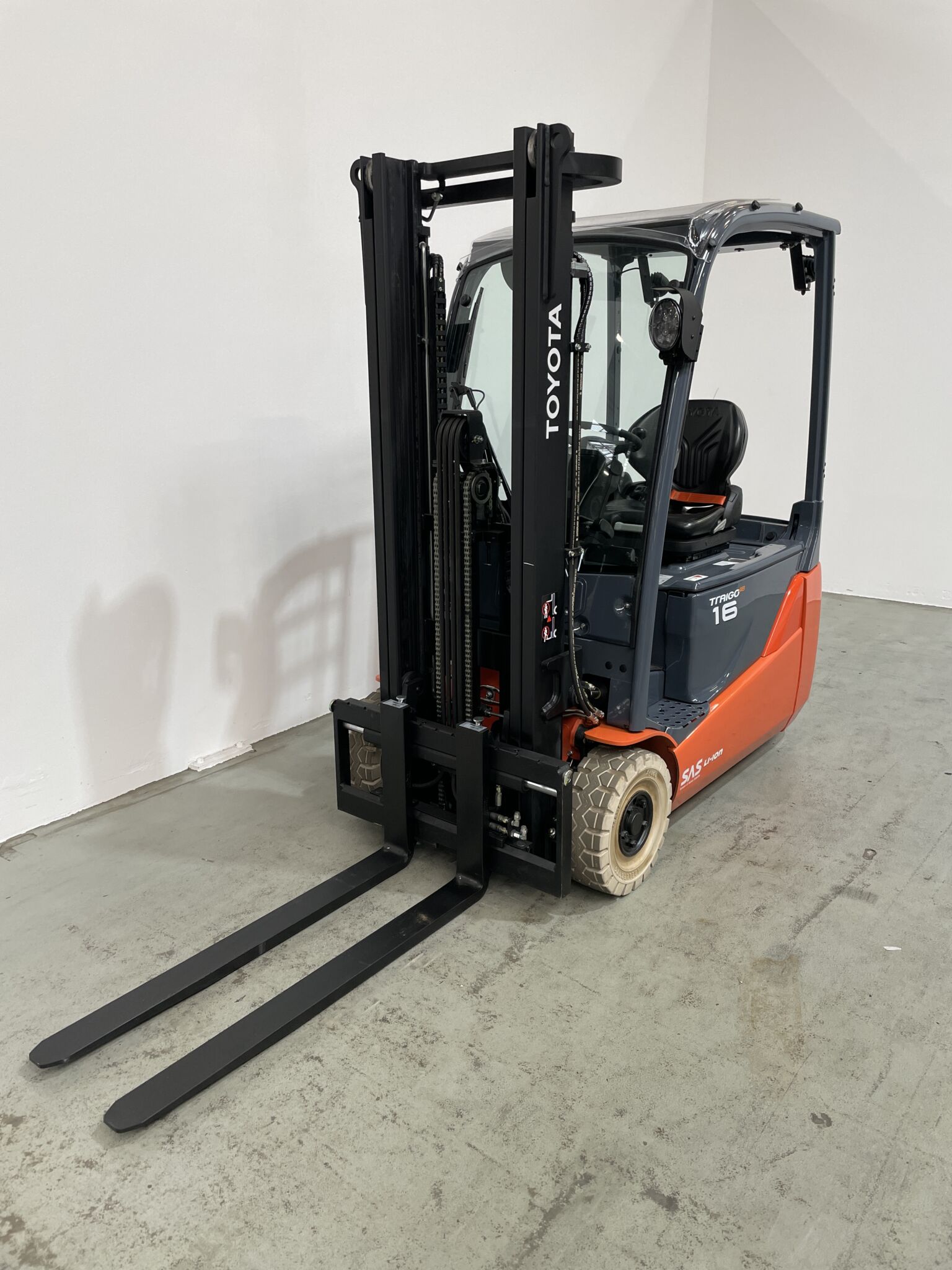 Toyota Gabelstapler Toyota Elektro 3-Rad Stapler <br>Toyota 8FBE16T <br>Baujahr 2025 <br>Betriebsstunden 1196 <br><br>Mietkauf 478,85 €/Monat 1 Toyota Elektro 3-Rad Stapler <br>Toyota 8FBE16T <br>Baujahr 2025 <br>Betriebsstunden 1196 <br><br>Mietkauf 478,85 €/Monat