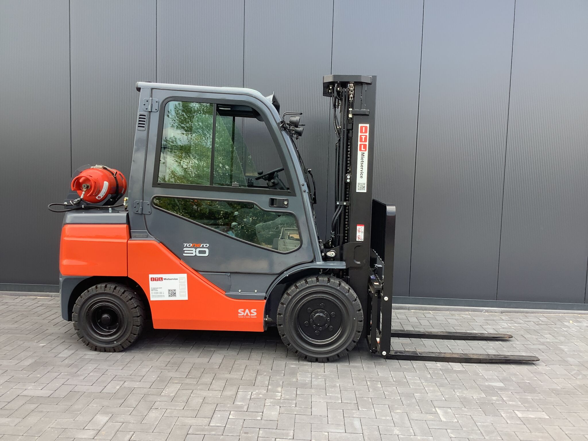 Toyota Gabelstapler Toyota Tonero Treibgas-Motor (Y4) 02-8FGF30-FSV4700-Kab-Mini-vSS 4 -Kreise (Sorglosmiete) 1 Toyota Tonero Treibgas-Motor (Y4) 02-8FGF30-FSV4700-Kab-Mini-vSS 4 -Kreise (Sorglosmiete)