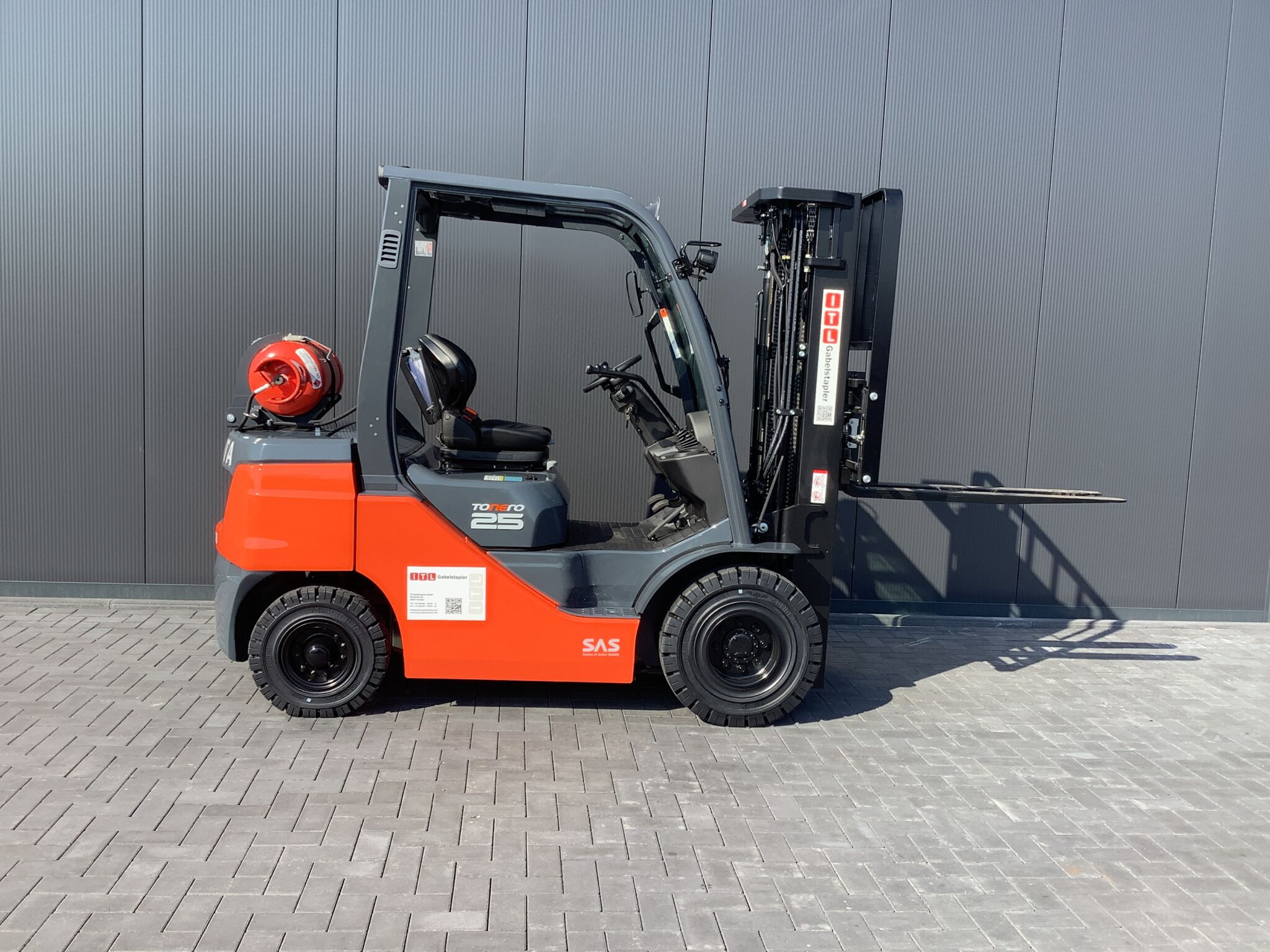 Toyota Gabelstapler Toyota Tonero Treibgas-Motor (Y4) 02-8FGF25-FSV4700-Kab-Mini- vSS 4-Kreise(SOFORT LIEFERBAR Neumaschinen) 2 Toyota Tonero Treibgas-Motor (Y4) 02-8FGF25-FSV4700-Kab-Mini- vSS 4-Kreise(SOFORT LIEFERBAR Neumaschinen) – Bild 2