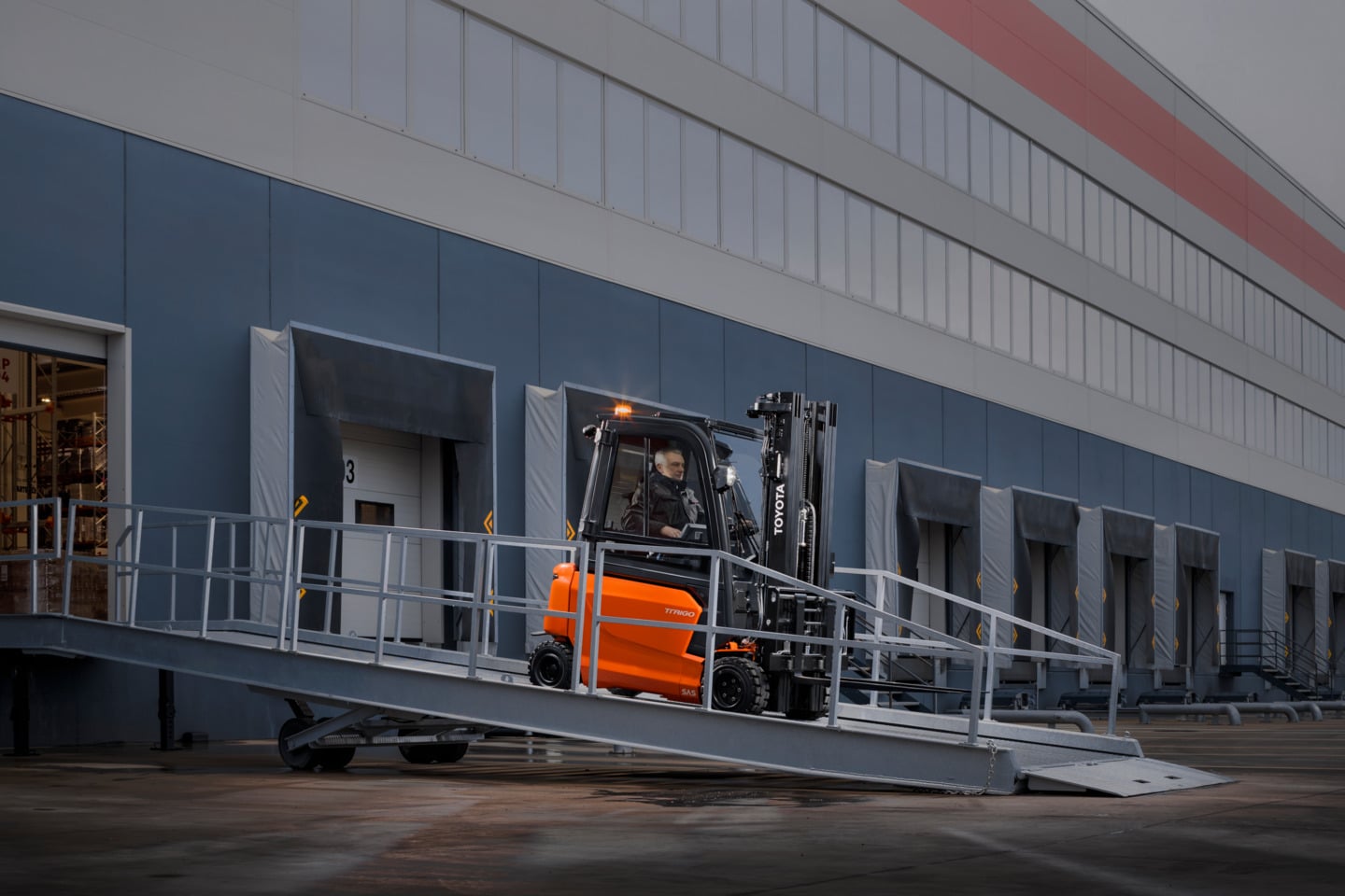 Toyota Traigo48 cabin_ramp Toyota-Gabelstapler-Toyota Traigo48 cabin ramp 1
